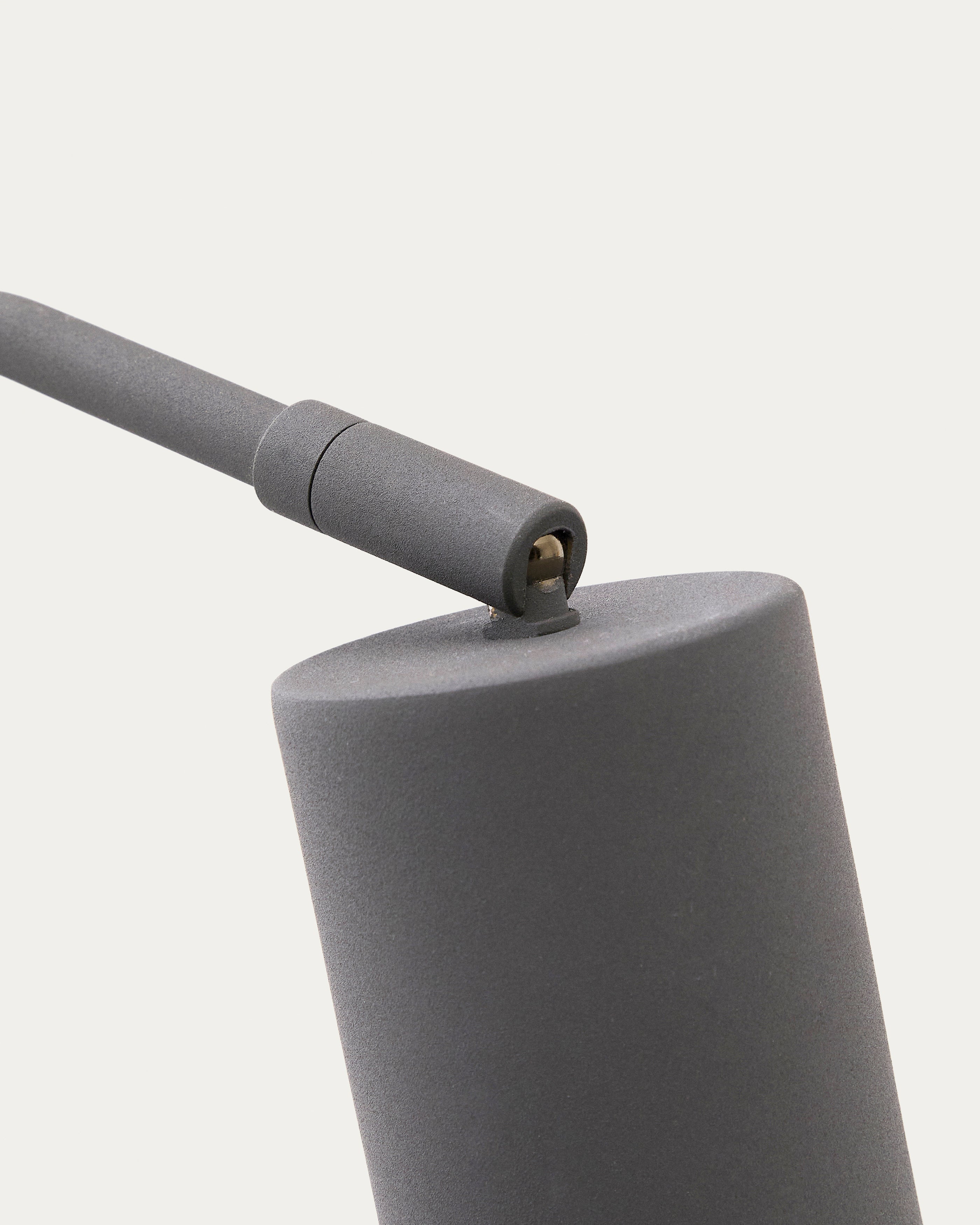 Schreibtischlampe Manie aus Metall mit Finish in schwarzer Gusseisenoptik in Schwarz präsentiert im Onlineshop von KAQTU Design AG. Tischleuchte ist von Kave Home