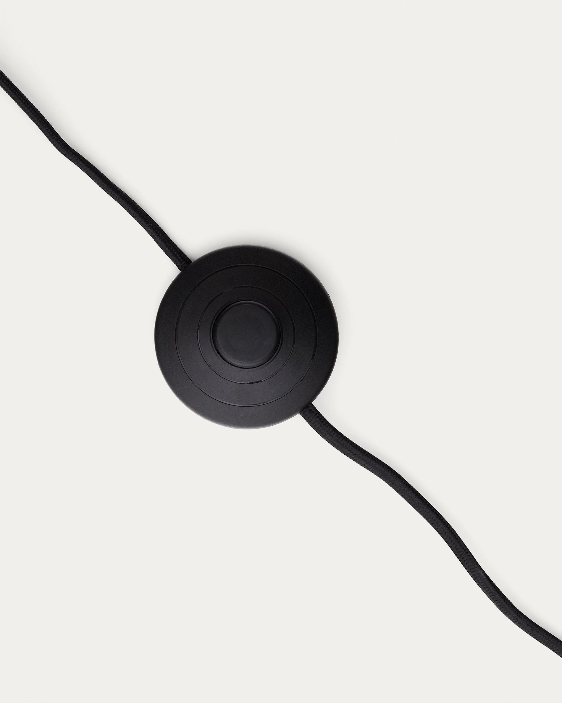 Stehlampe Manie aus Metall mit Finish in schwarzer Gusseisenoptik in Schwarz präsentiert im Onlineshop von KAQTU Design AG. Stehleuchte ist von Kave Home