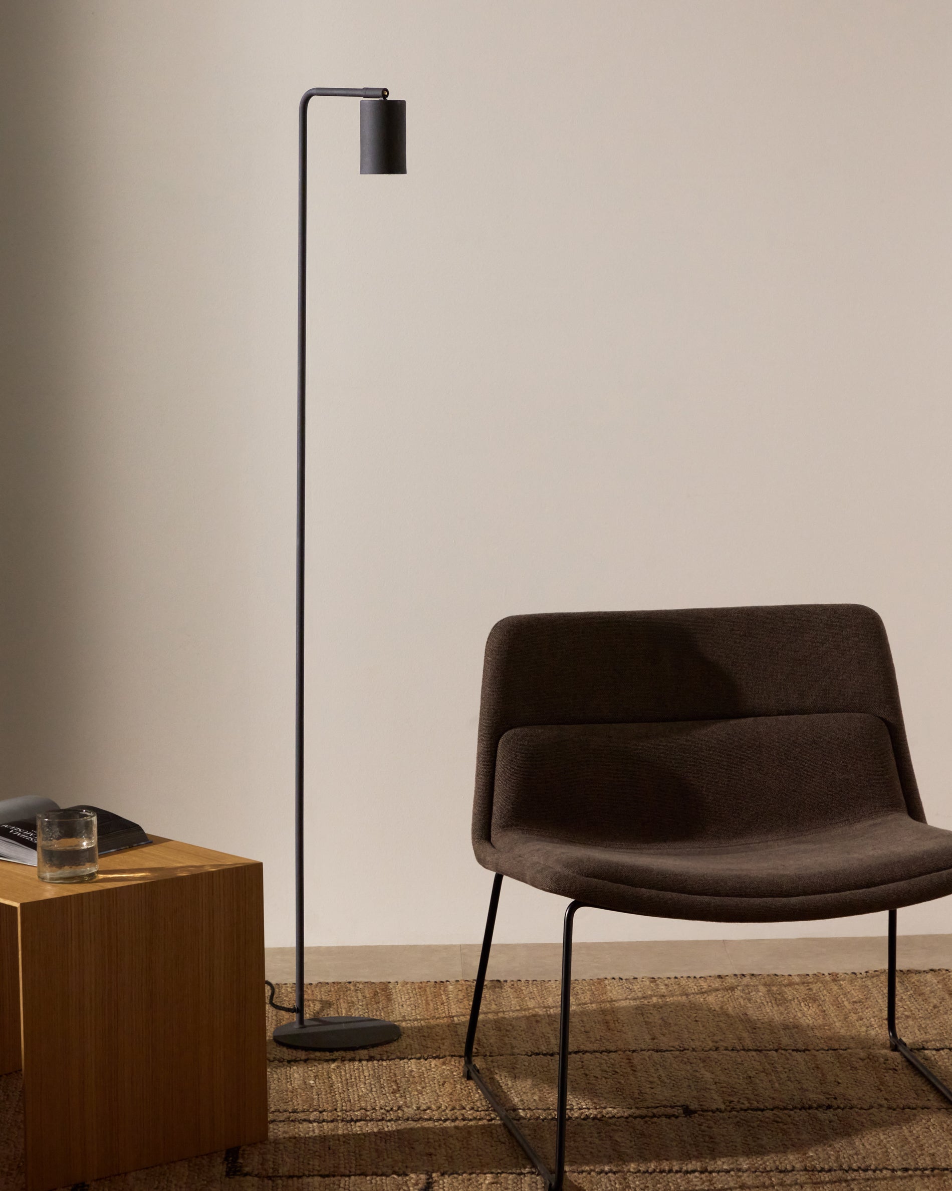 Stehlampe Manie aus Metall mit Finish in schwarzer Gusseisenoptik in Schwarz präsentiert im Onlineshop von KAQTU Design AG. Stehleuchte ist von Kave Home