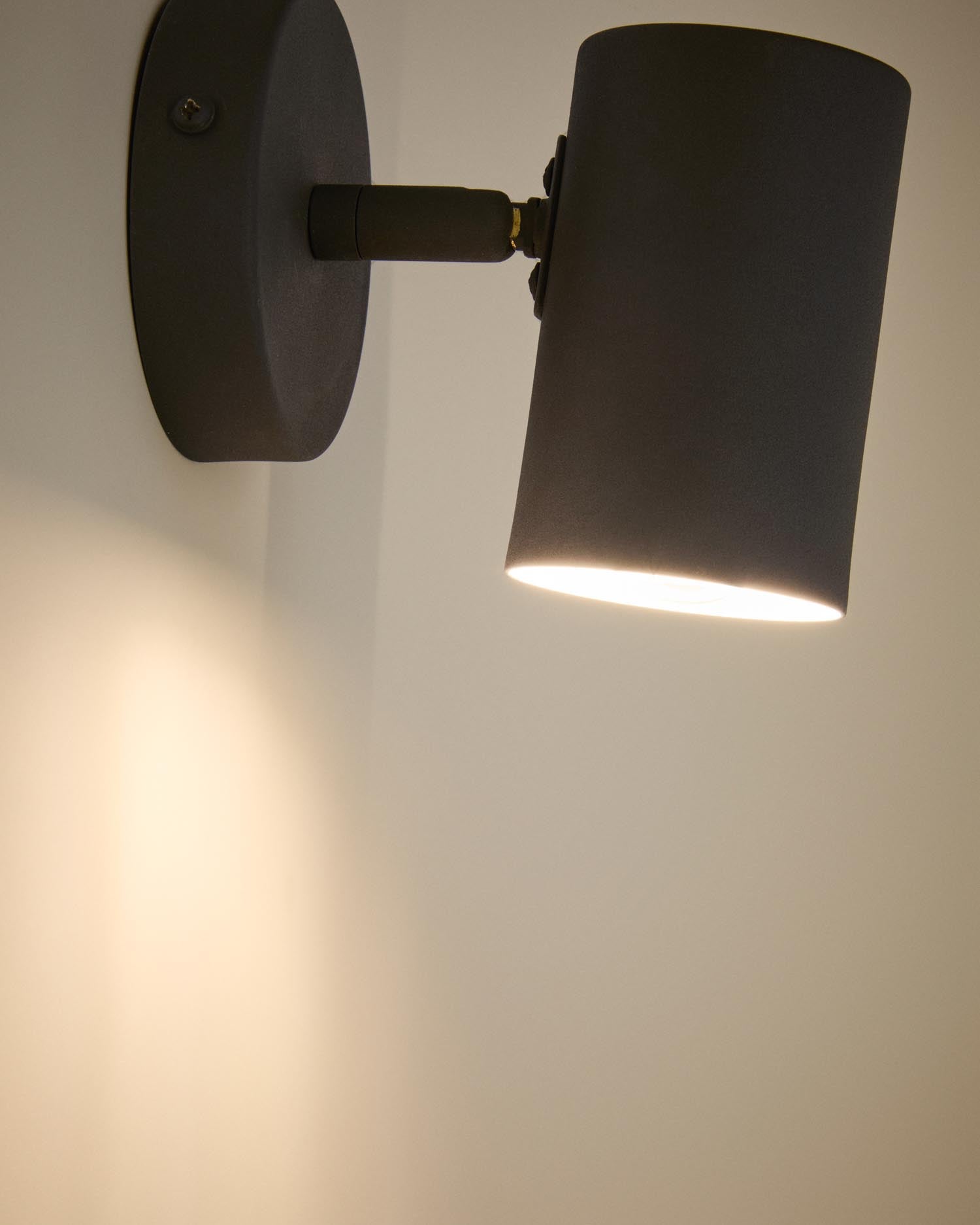 Setzen Sie mit der Wandleuchte Manie aus Metall in schwarzer Gusseisenoptik stilvolle Lichtakzente in jedem Raum. Funktional und elegant!