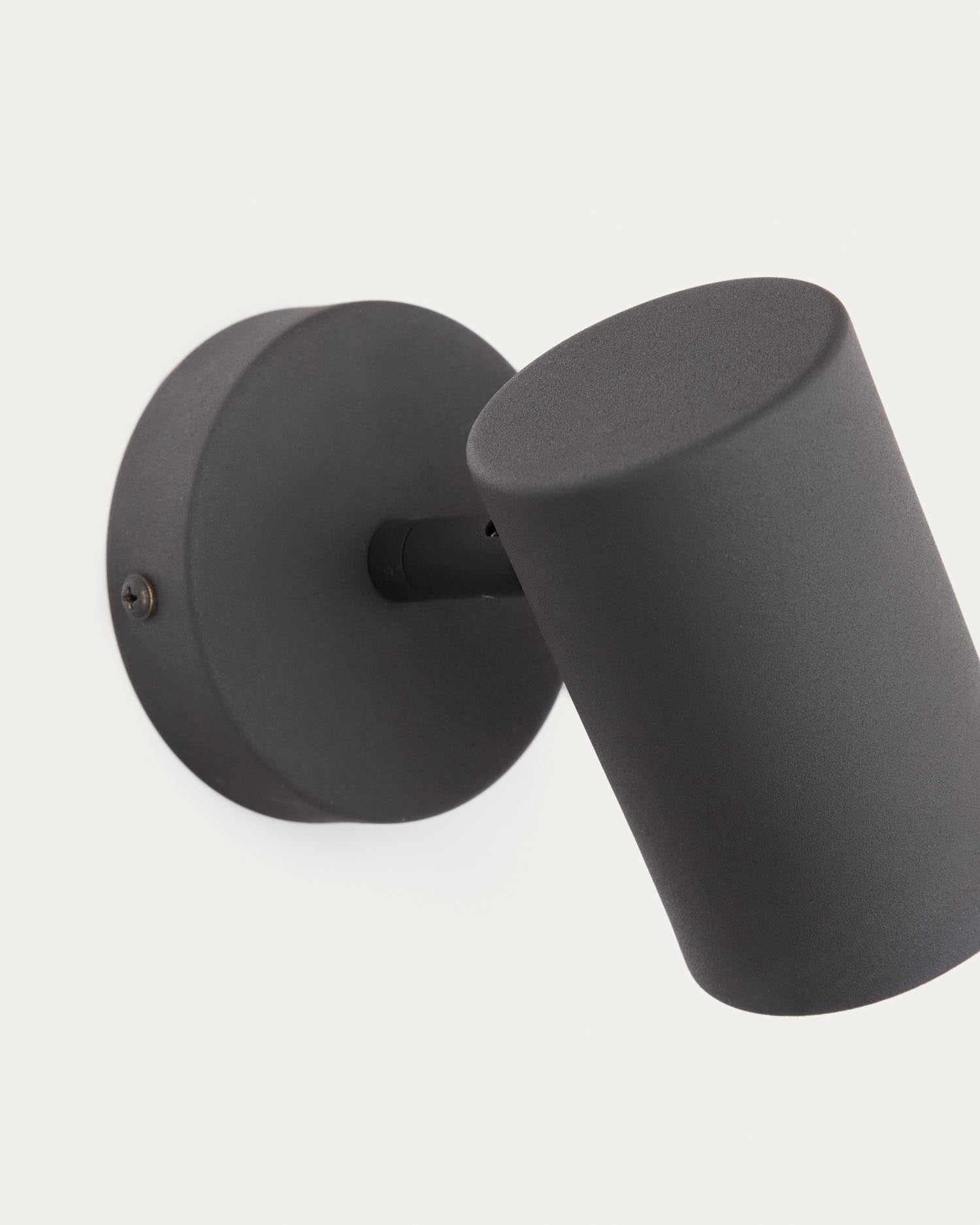 Verleihen Sie Ihrem Zuhause mit der Wandleuchte Manie aus Metall in edler Gusseisenoptik einen Hauch von Eleganz und individueller Lichtgestaltung.