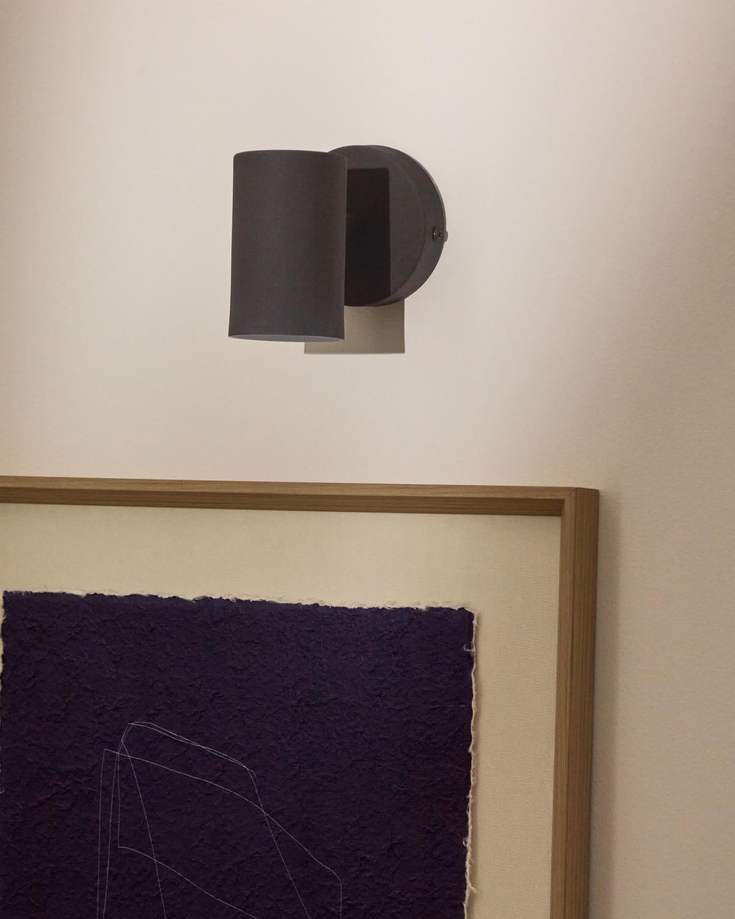 Entdecken Sie die stilvolle Wandleuchte Manie aus Metall in eleganter Gusseisenoptik. Ideal für moderne Räume und individuelle Lichtgestaltung.