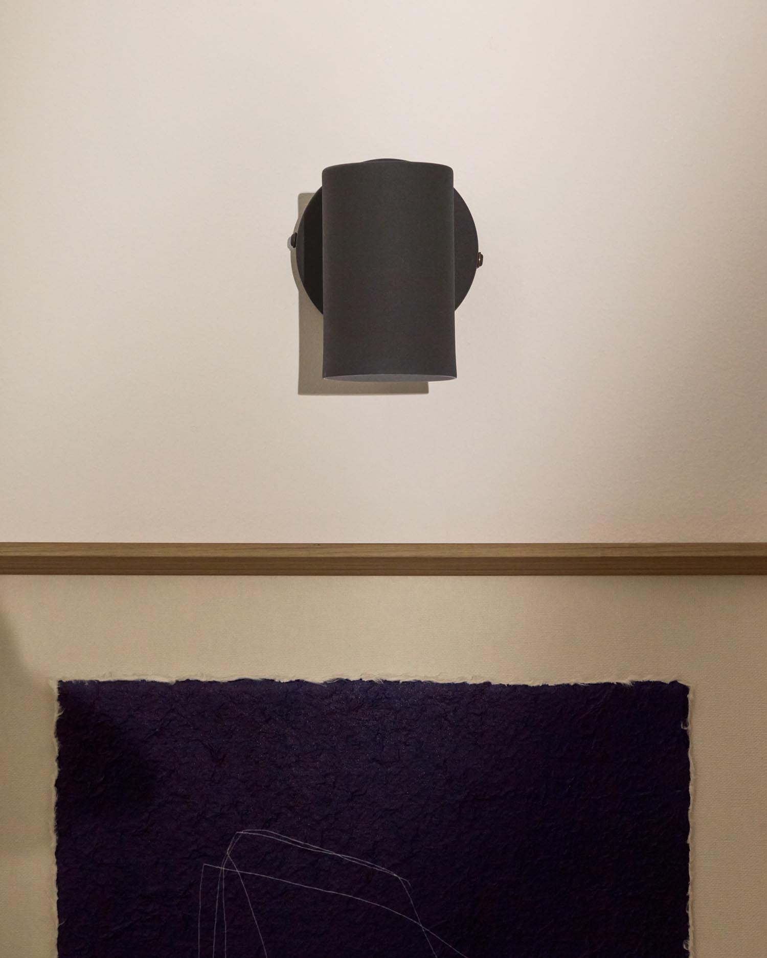 Verleihen Sie Ihrem Zuhause mit der Wandleuchte Manie aus Metall in edler Gusseisenoptik einen Hauch von Eleganz. Perfekt für stilvolle Akzente!