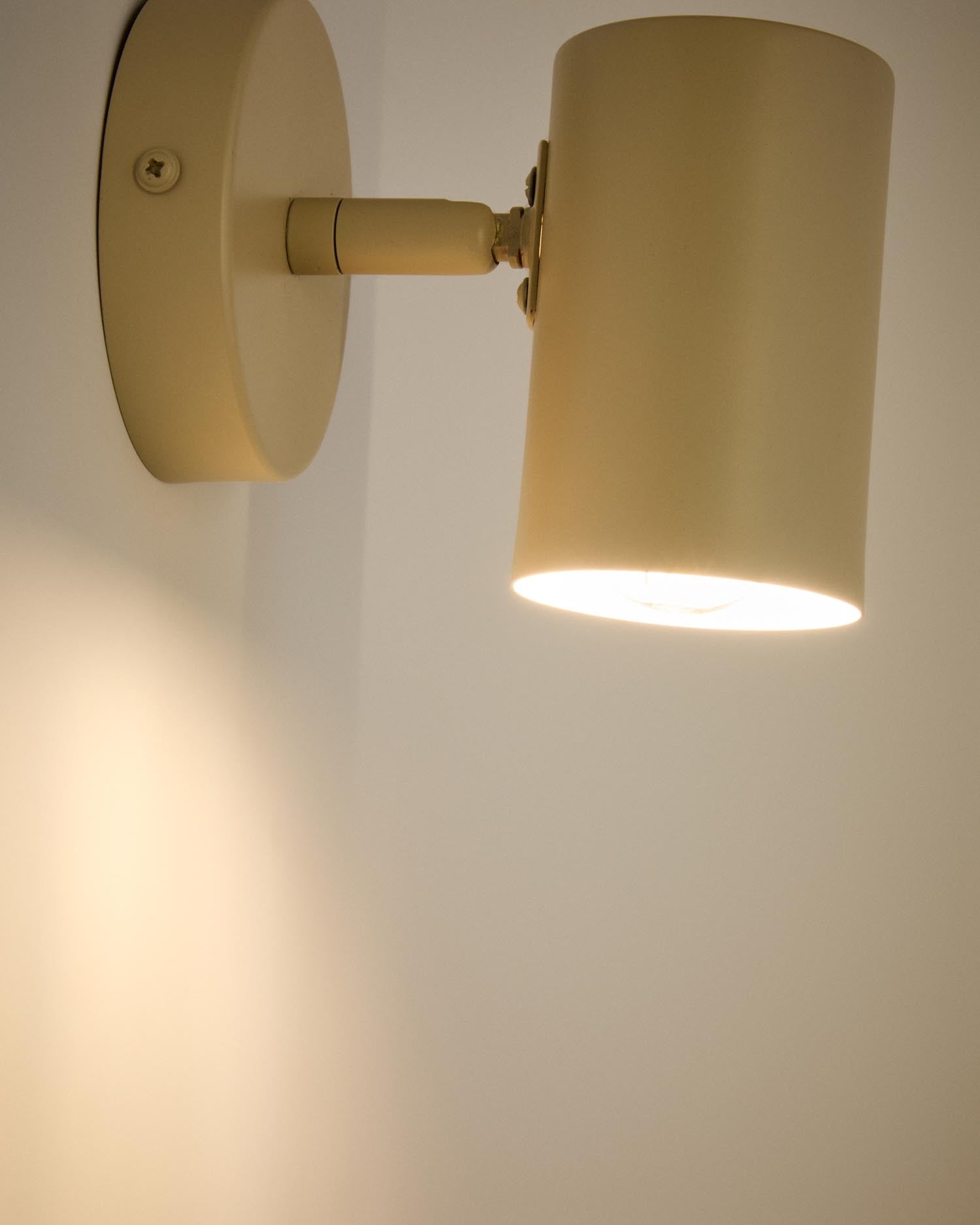 Verleihen Sie Ihrem Raum mit der Wandleuchte Manie von Kave Home einen Hauch von Eleganz. Ihr beiges, texturiertes Finish und die flexible Lichtausrichtung machen sie ideal für jeden Wohnstil.