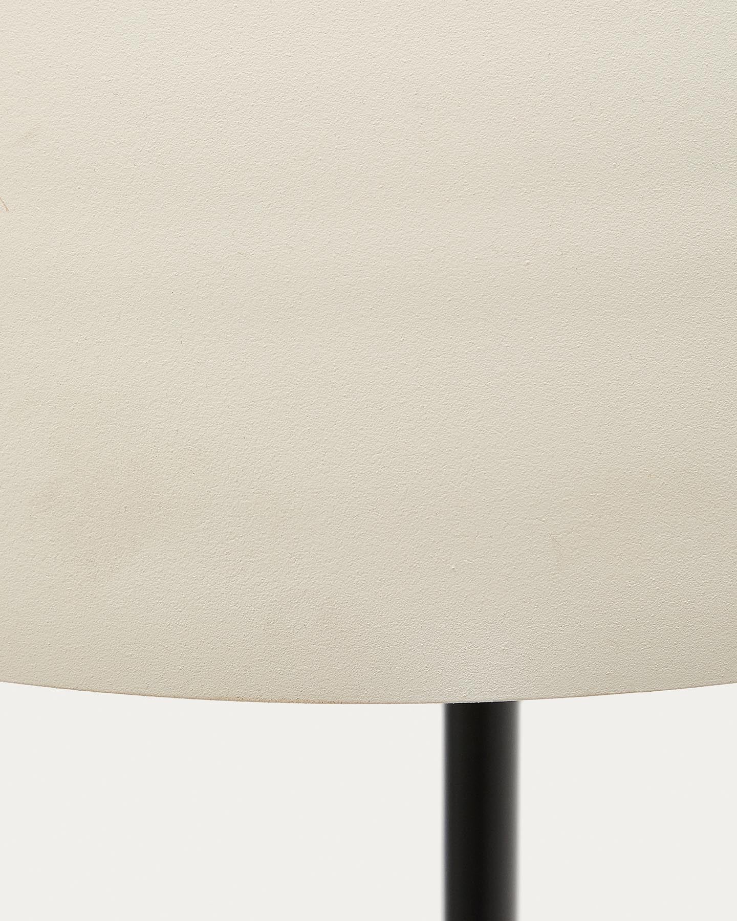 Stehlampe Nibla aus schwarzem Metall und Lampenschirm in weißer Tonerdeoptik in Weiß präsentiert im Onlineshop von KAQTU Design AG. Stehleuchte ist von Kave Home