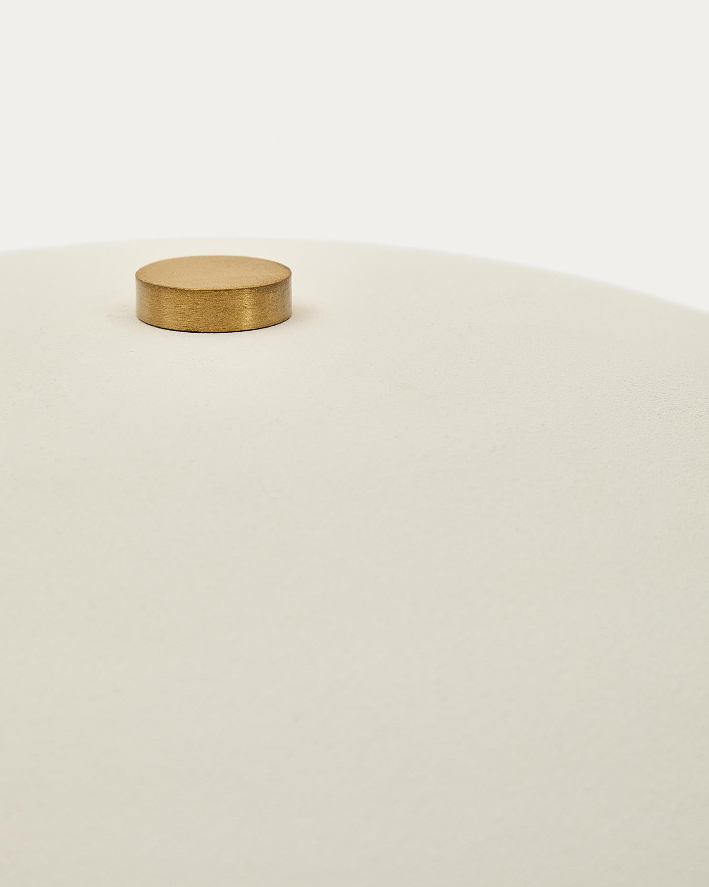 Stehlampe Nibla aus schwarzem Metall und Lampenschirm in weißer Tonerdeoptik in Weiß präsentiert im Onlineshop von KAQTU Design AG. Stehleuchte ist von Kave Home