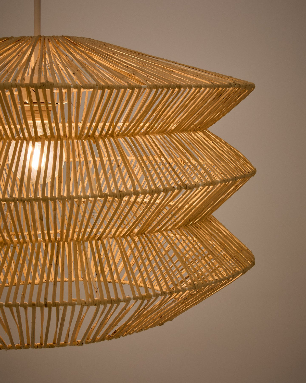 Lampenschirm Dakit aus handgeflochtenem Rattan mit Eisenrahmen in Naturfarbe, rund geformt für Deckenleuchten.
