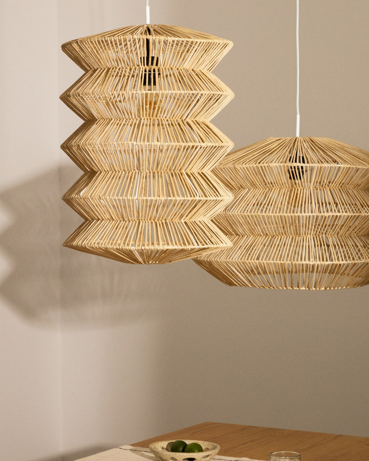 Lampenschirm für Deckenleuchte Dakit aus handgeflochtenem Rattan mit Eisengestell in Naturfarbe, rund geformt, Grösse 40 x 53 cm.