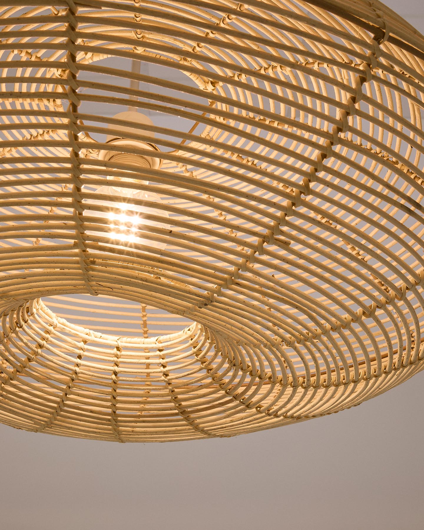 Lampenschirm für Deckenleuchte Flaro aus Rattan mit aufgehelltem Finish Ø 70 cm in Natur präsentiert im Onlineshop von KAQTU Design AG. Lampenschirm ist von Kave Home