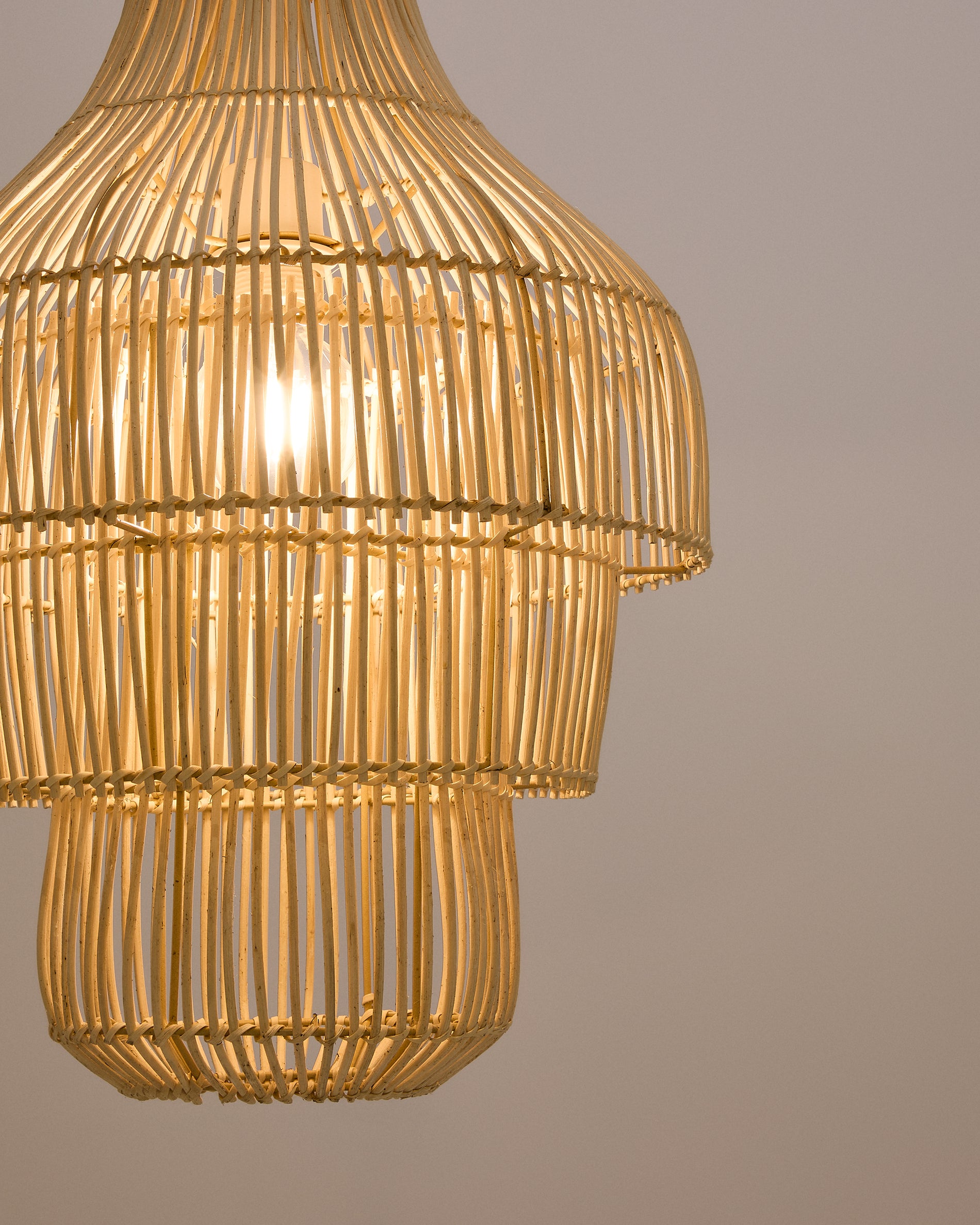 Lampenschirm für Deckenleuchte Janoa aus Rattan mit aufgehelltem Finish Ø 38 cm in Natur präsentiert im Onlineshop von KAQTU Design AG. Lampenschirm ist von Kave Home