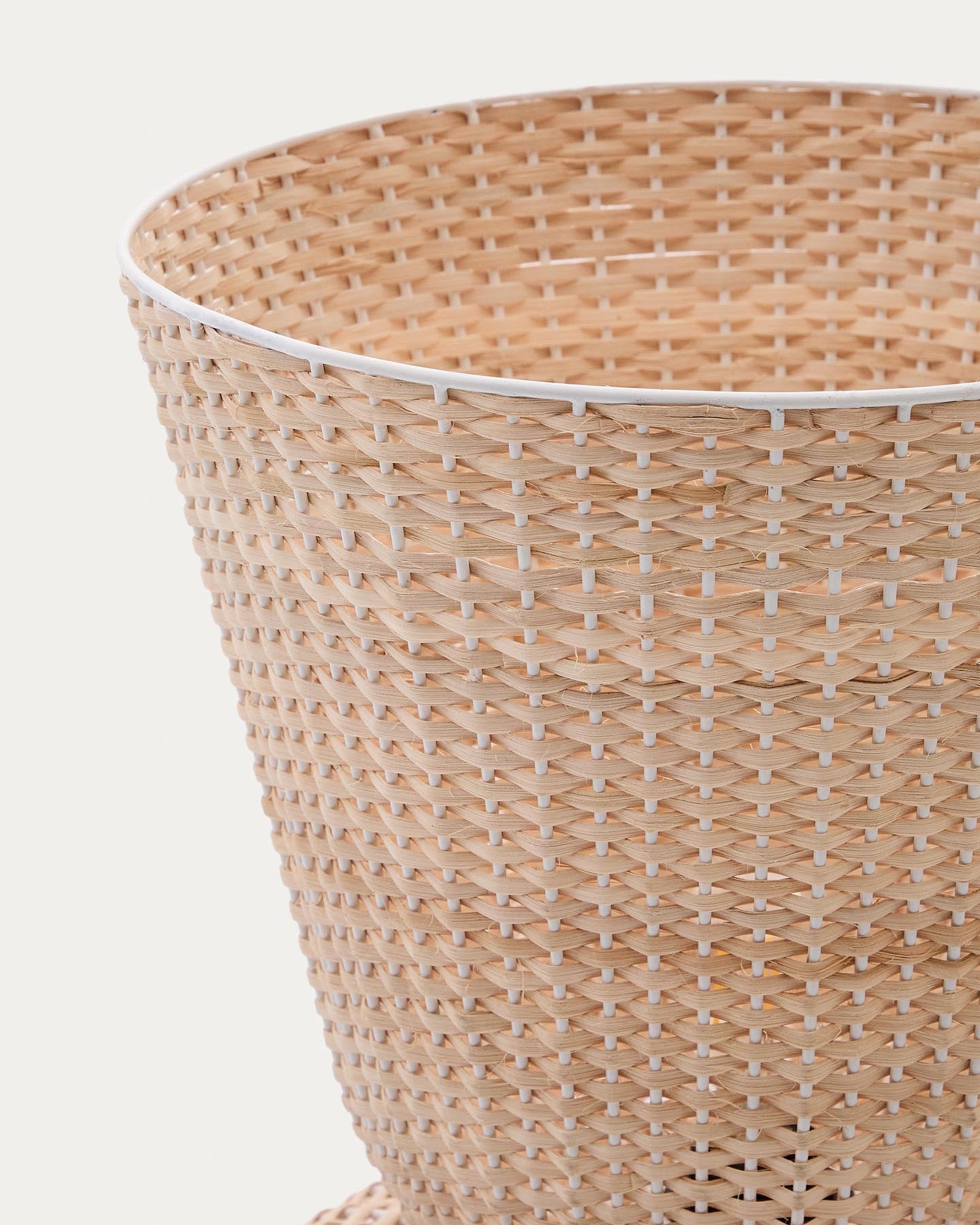 Stehlampe Neuda aus Rattan mit hellem Finish in Natur präsentiert im Onlineshop von KAQTU Design AG. Stehleuchte ist von Kave Home