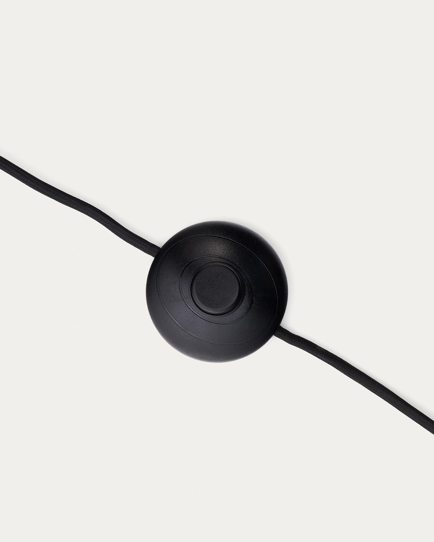 Stehlampe Neuda aus Rattan mit hellem Finish in Natur präsentiert im Onlineshop von KAQTU Design AG. Stehleuchte ist von Kave Home