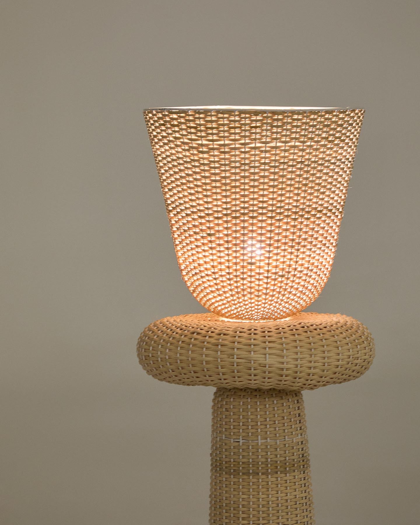 Stehlampe Neuda aus Rattan mit hellem Finish in Natur präsentiert im Onlineshop von KAQTU Design AG. Stehleuchte ist von Kave Home