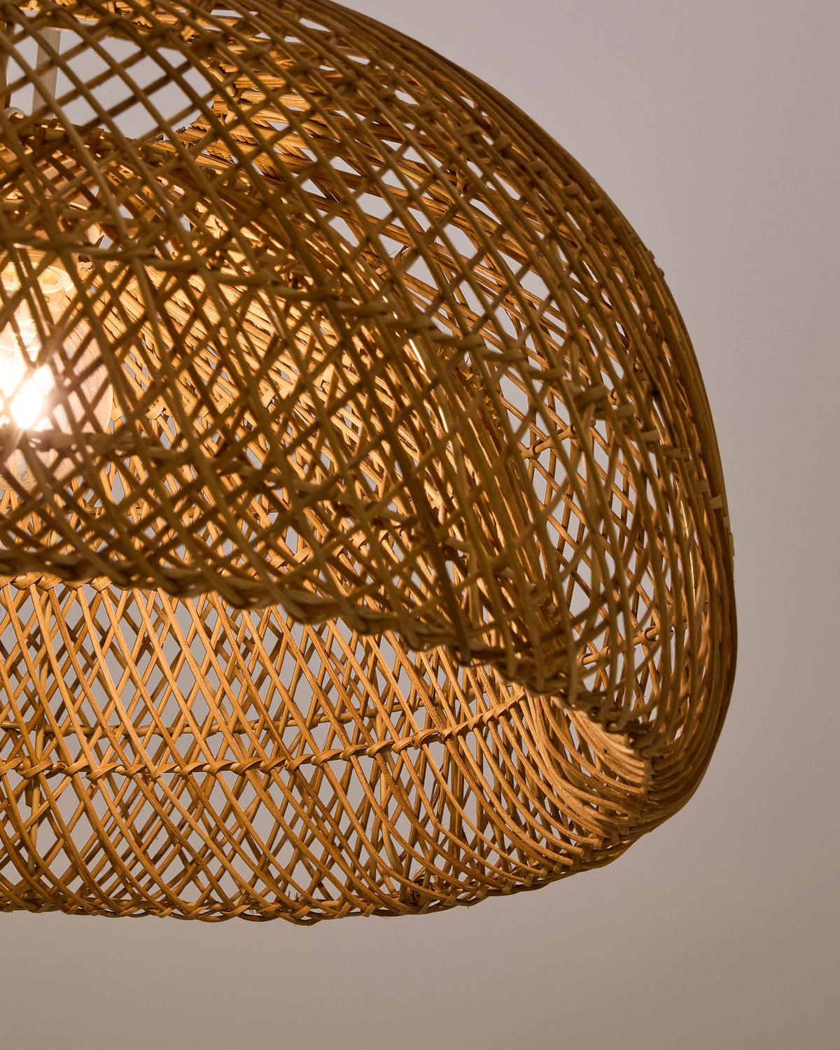 Runder Lampenschirm aus handgeflochtenem Rattan in natürlichem Farbton, Metallgestell im Inneren, Durchmesser 60 cm, Höhe 33 cm.