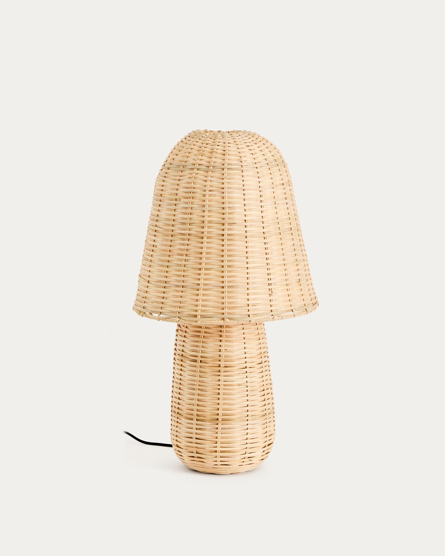 Tischlampe Neuda aus Rattan mit hellem Finish in Natur präsentiert im Onlineshop von KAQTU Design AG. Tischleuchte ist von Kave Home