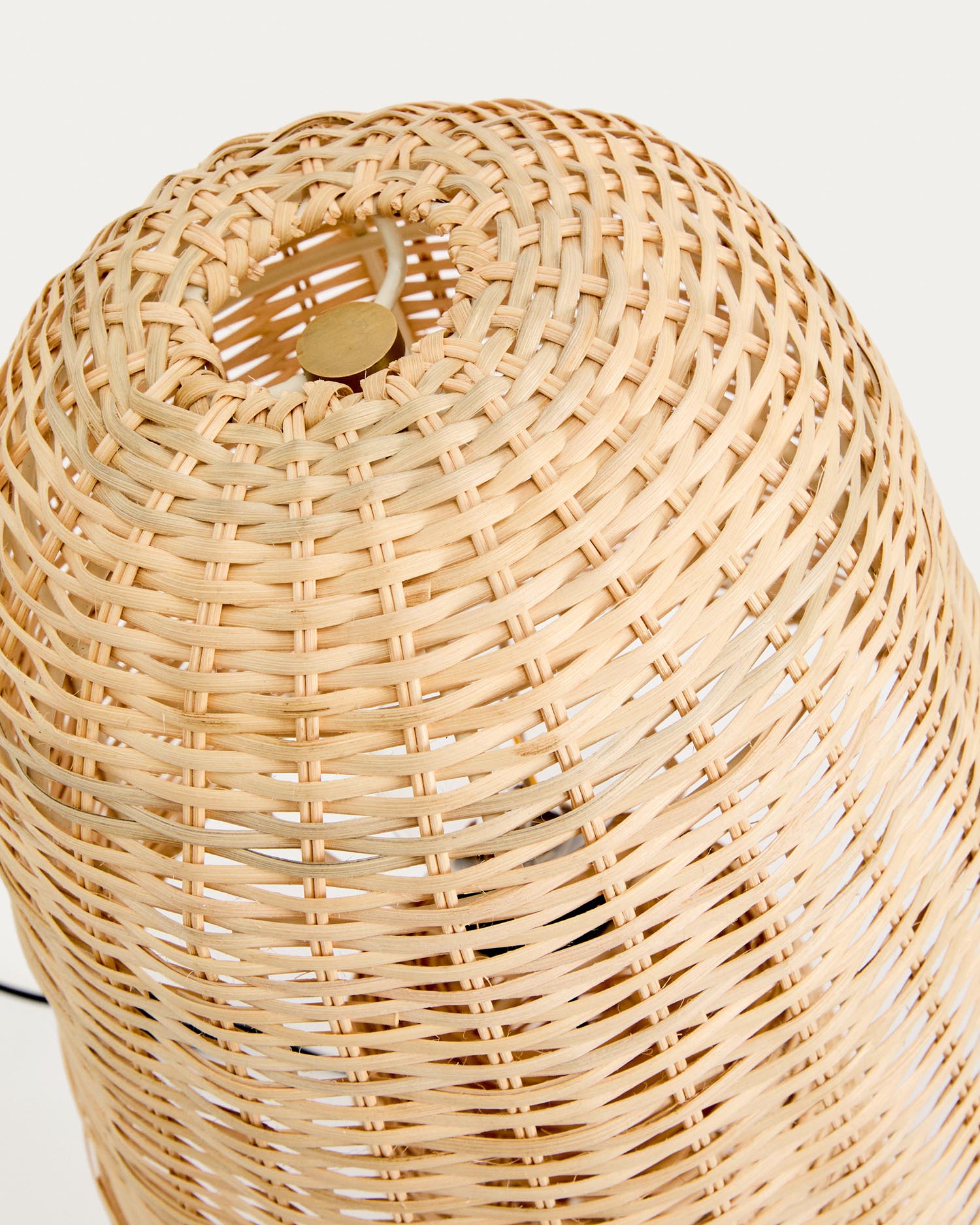 Verleihen Sie Ihrem Raum mit der handgefertigten Tischlampe Neuda aus Rattan und hellem Finish von Kave Home einen Hauch von Eleganz und Gemütlichkeit.