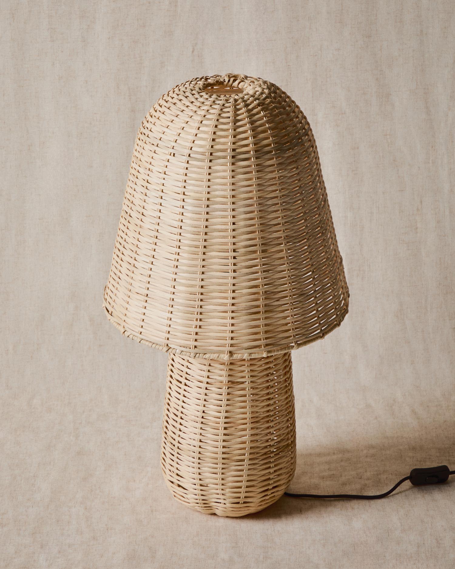 Entdecken Sie die handgefertigte Tischlampe Neuda aus Rattan mit hellem Finish von Kave Home – ein einzigartiges Designerstück für Ihr Zuhause.