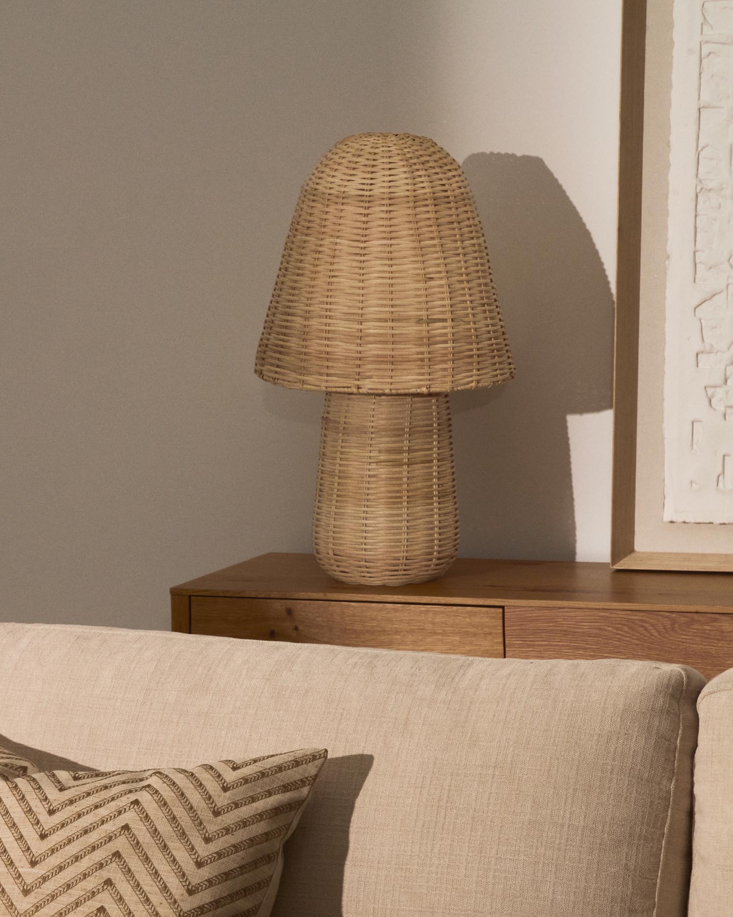 Verleihen Sie Ihrem Raum mit der handgefertigten Tischlampe Neuda aus Rattan und hellem Finish von Kave Home einen Hauch von Eleganz und Gemütlichkeit.