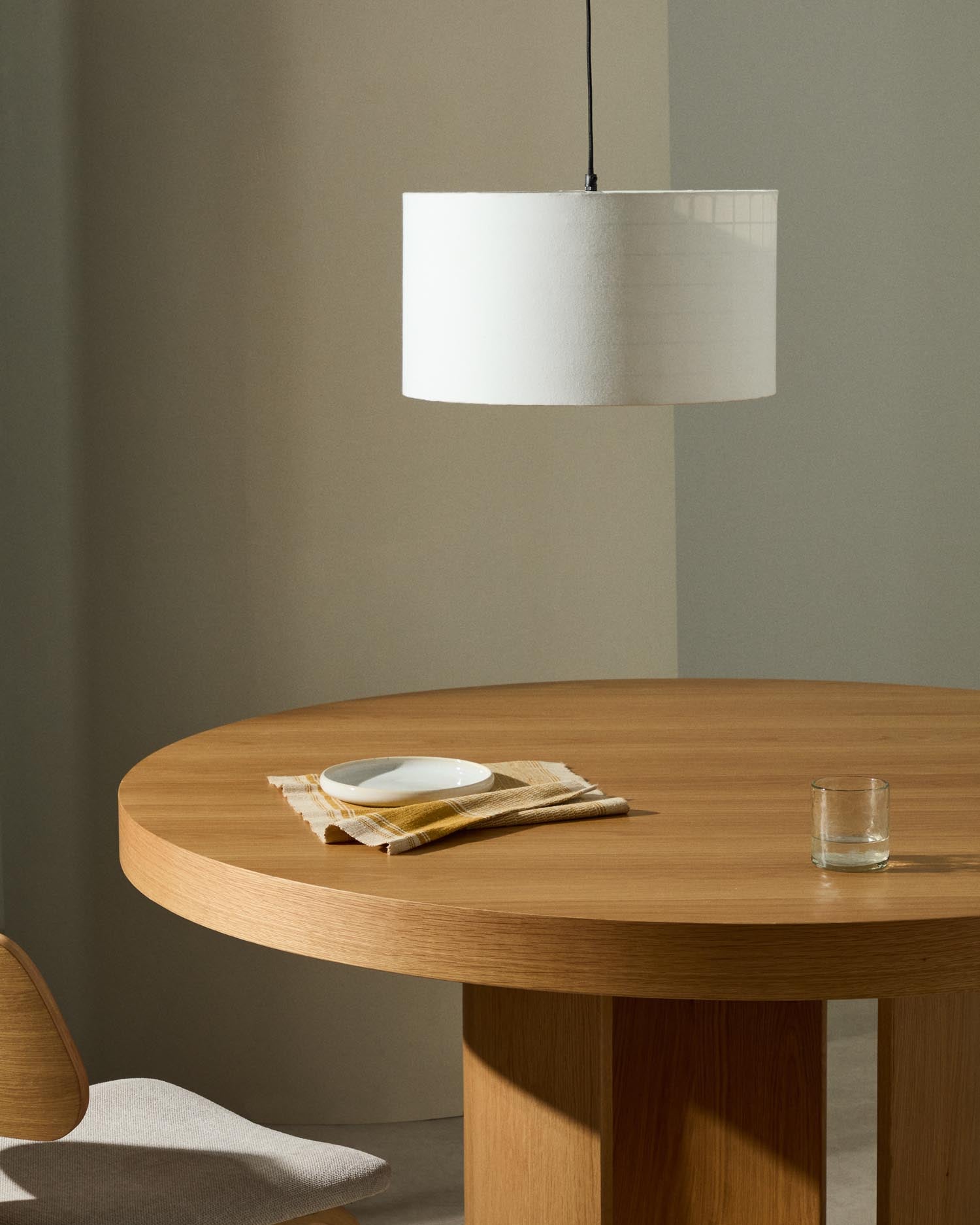 Entdecken Sie den eleganten Dulan Lampenschirm aus Baumwolle (Ø 45 cm) von Kave Home – ideal für stilvolle Deckenleuchten in jedem Raum.