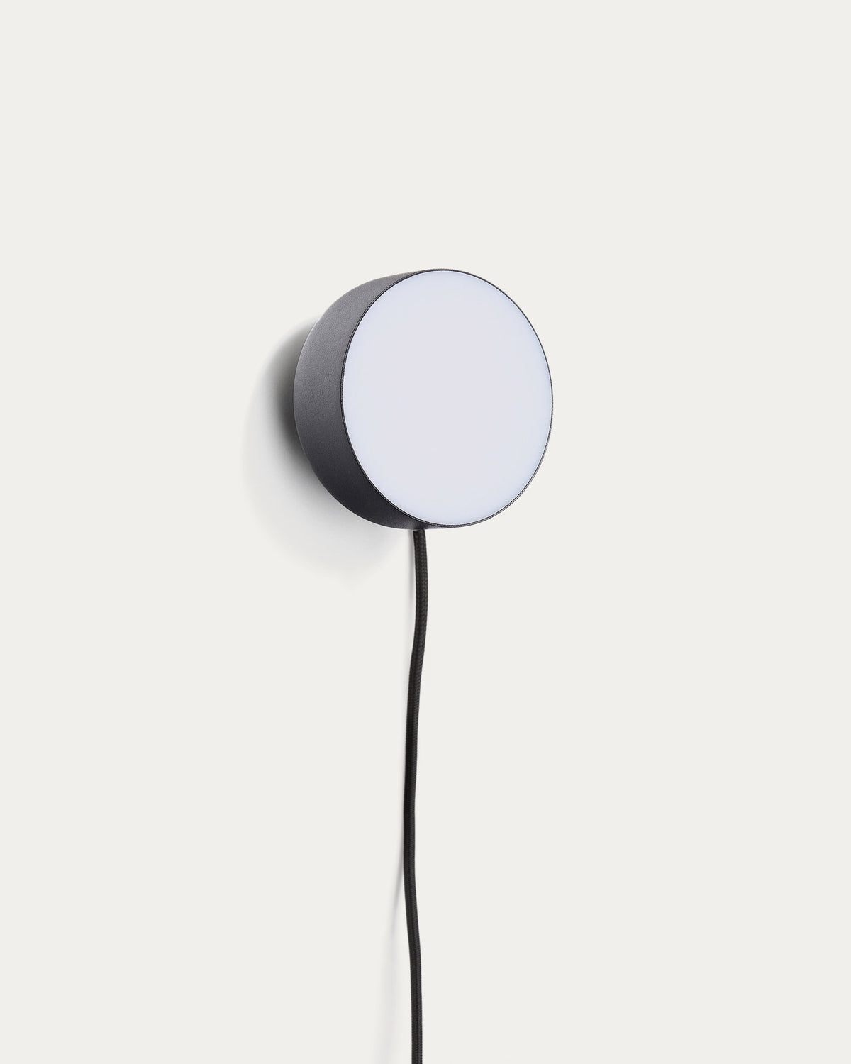 Lichtpunkt Orey aus schwarzem Metall in Schwarz präsentiert im Onlineshop von KAQTU Design AG. Lampenschirm ist von Kave Home