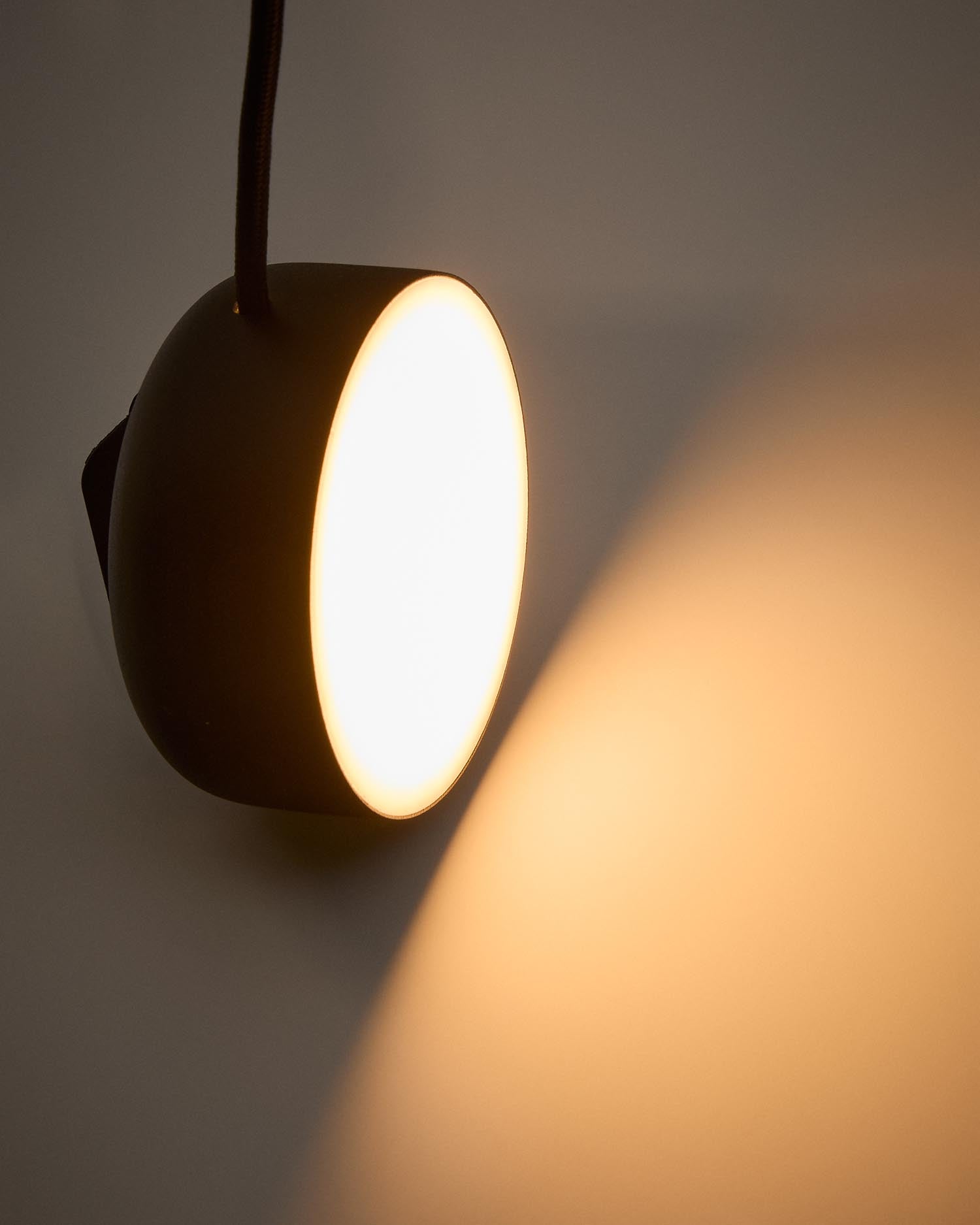 Entdecken Sie den eleganten Lichtpunkt Orey von Kave Home – ein stilvoller Lampenschirm aus schwarzem Metall, der Ihr Zuhause modern erleuchtet.