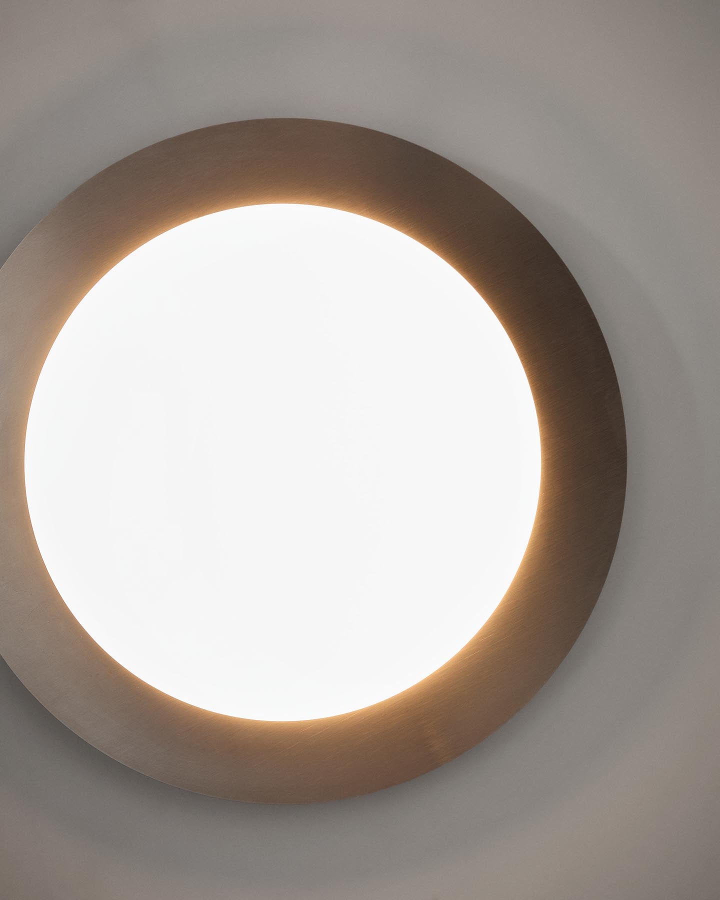 Deckenleuchte Novae aus hellgrauem gebürstetem Metall und mattiertem Glas, Ø 40 cm in Grau präsentiert im Onlineshop von KAQTU Design AG. Lampenschirm ist von Kave Home