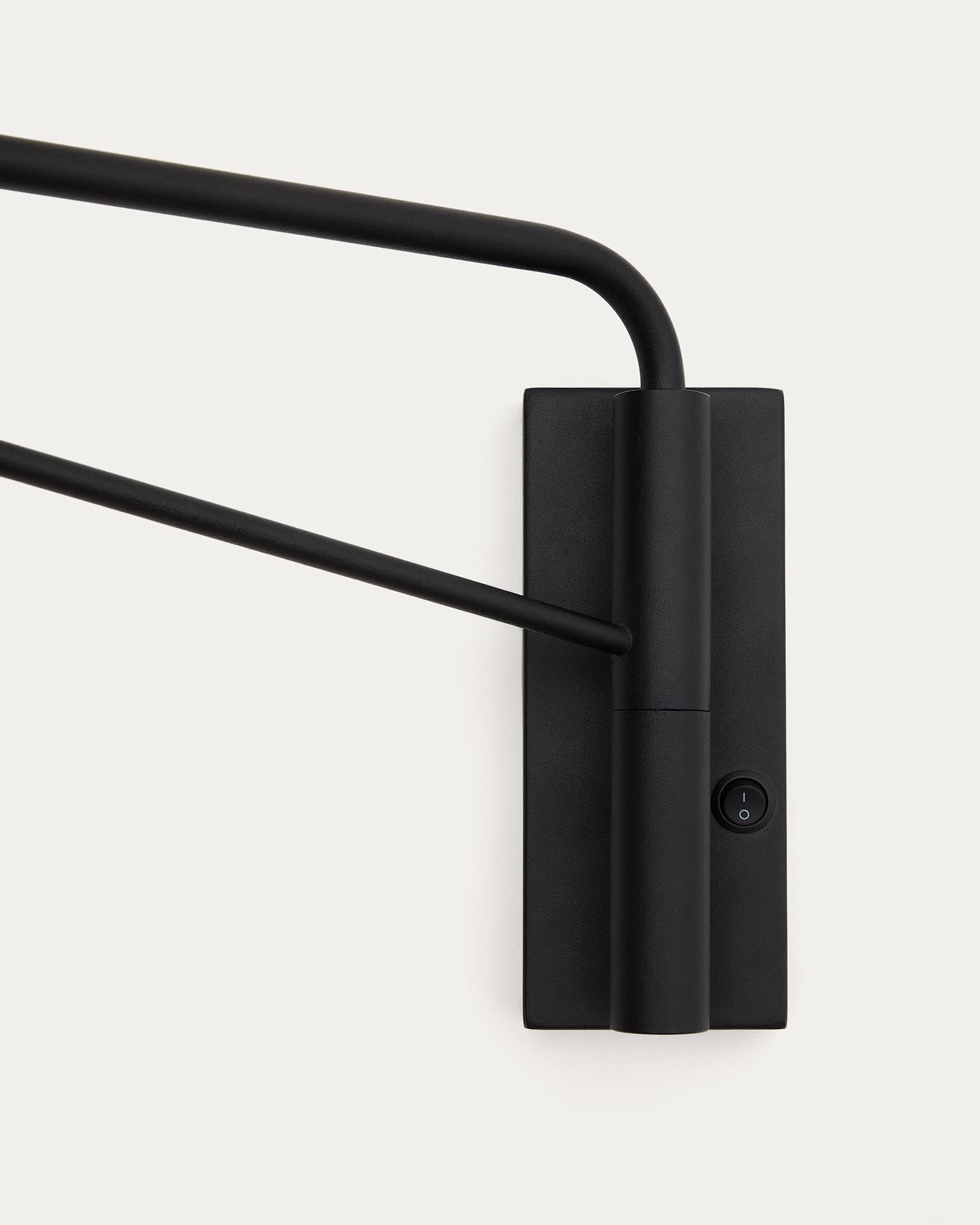 Wandleuchte Eilo aus schwarzem Stahl mit Kugel aus mattiertem Glas in Schwarz präsentiert im Onlineshop von KAQTU Design AG. Wandleuchte ist von Kave Home