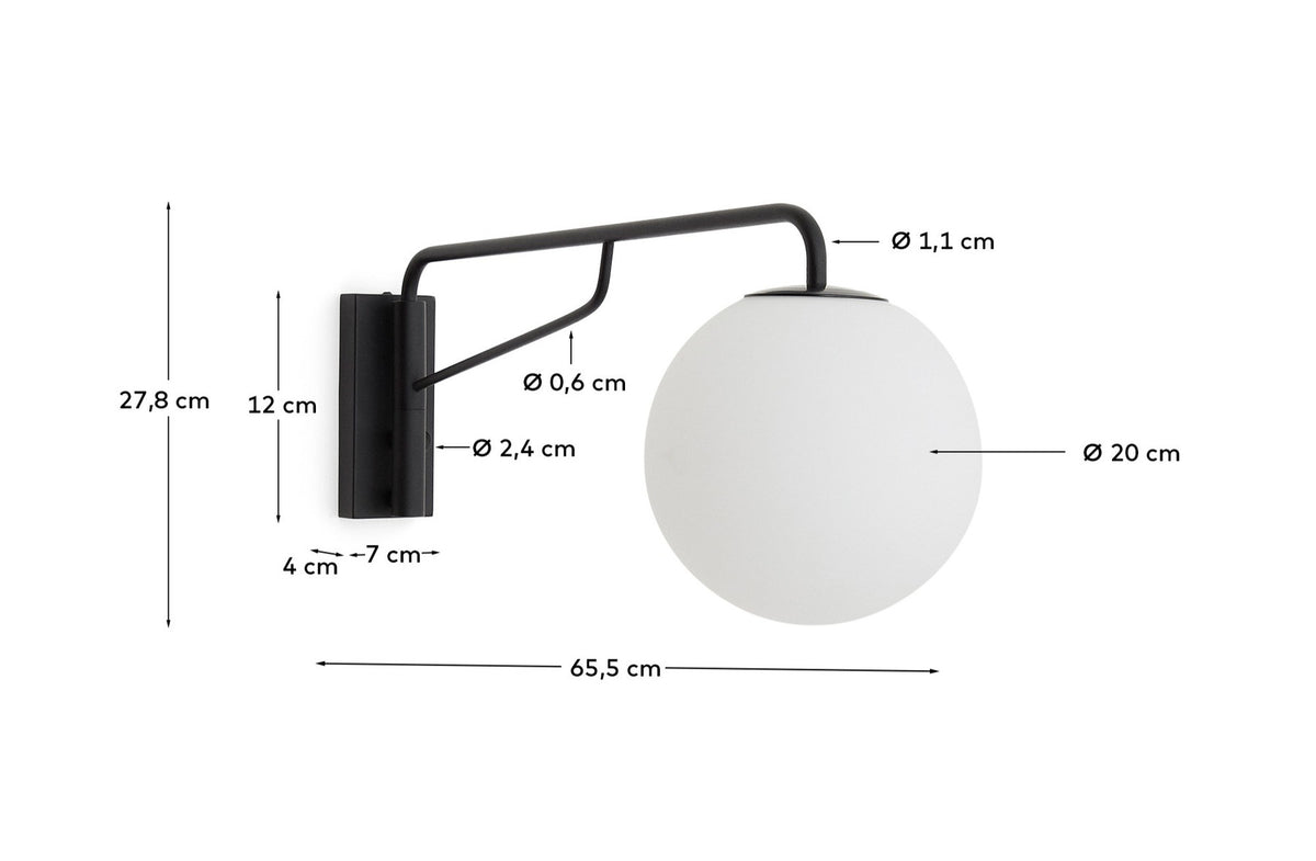 Wandleuchte Eilo aus schwarzem Stahl mit Kugel aus mattiertem Glas in Schwarz präsentiert im Onlineshop von KAQTU Design AG. Wandleuchte ist von Kave Home