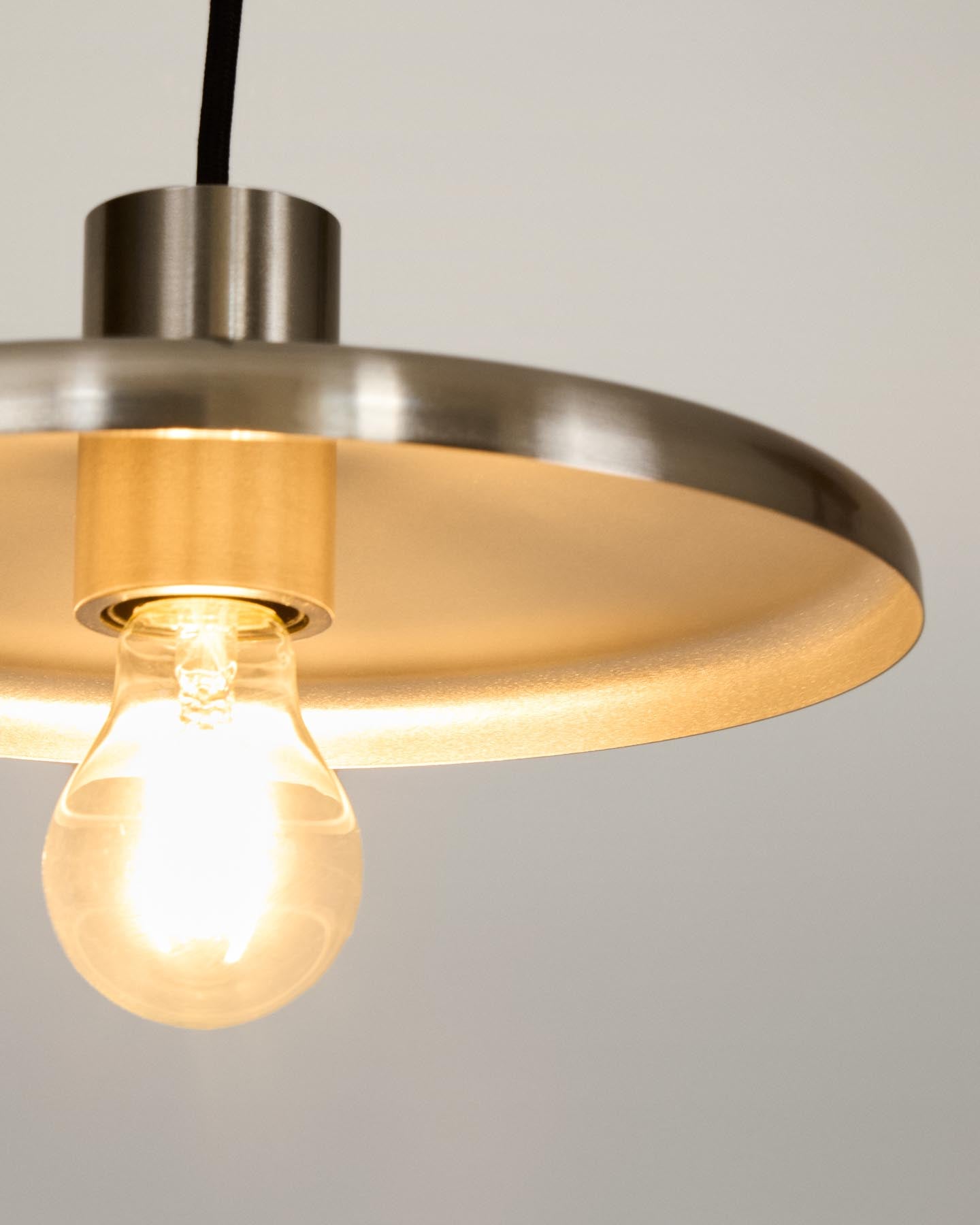 Deckenleuchte Nuvira aus hellgrauem gebürstetem Metall in Silber präsentiert im Onlineshop von KAQTU Design AG. Lampenschirm ist von Kave Home