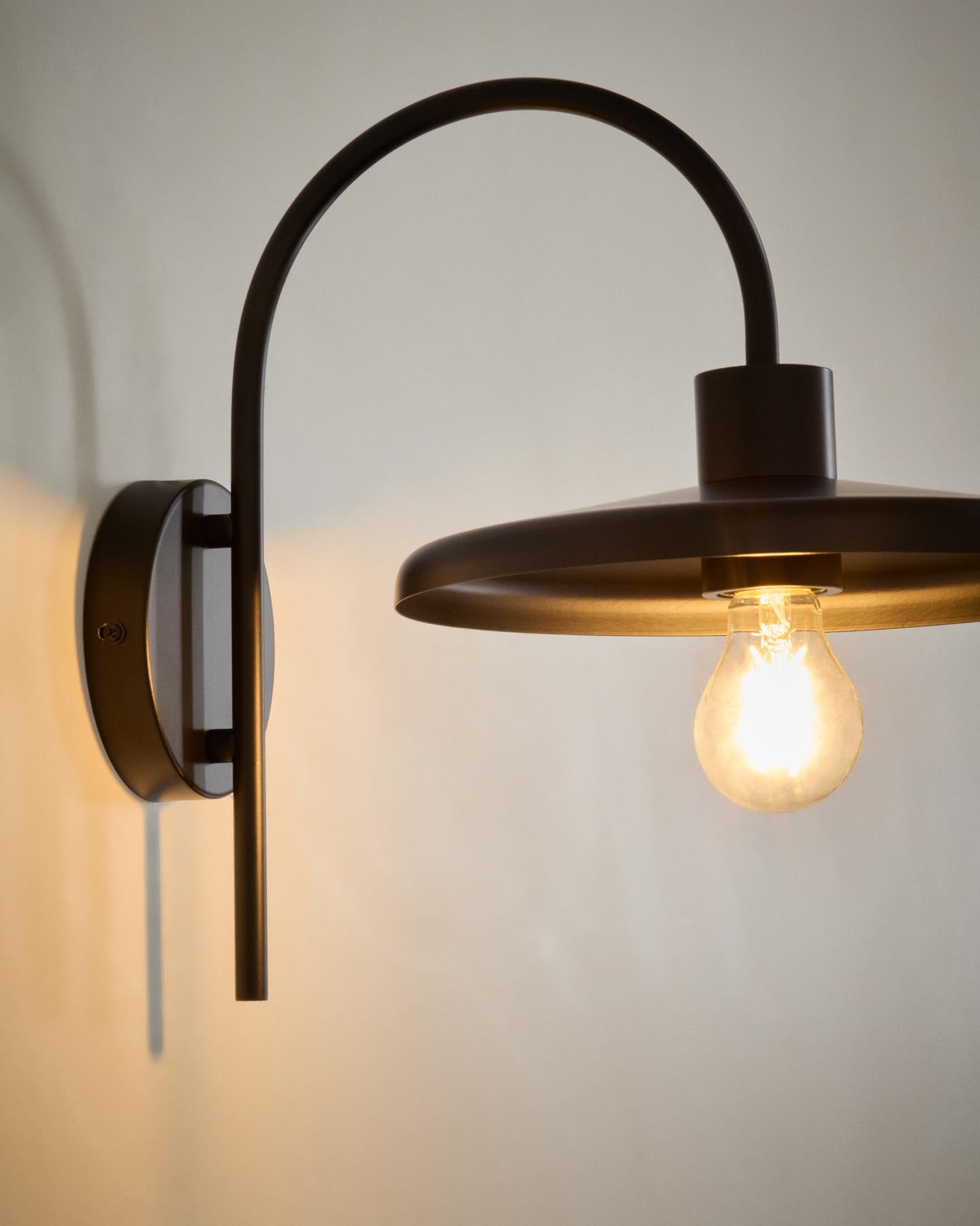 Wandleuchte Nuvira aus schwarzem satiniertem Metall in Schwarz präsentiert im Onlineshop von KAQTU Design AG. Wandleuchte ist von Kave Home