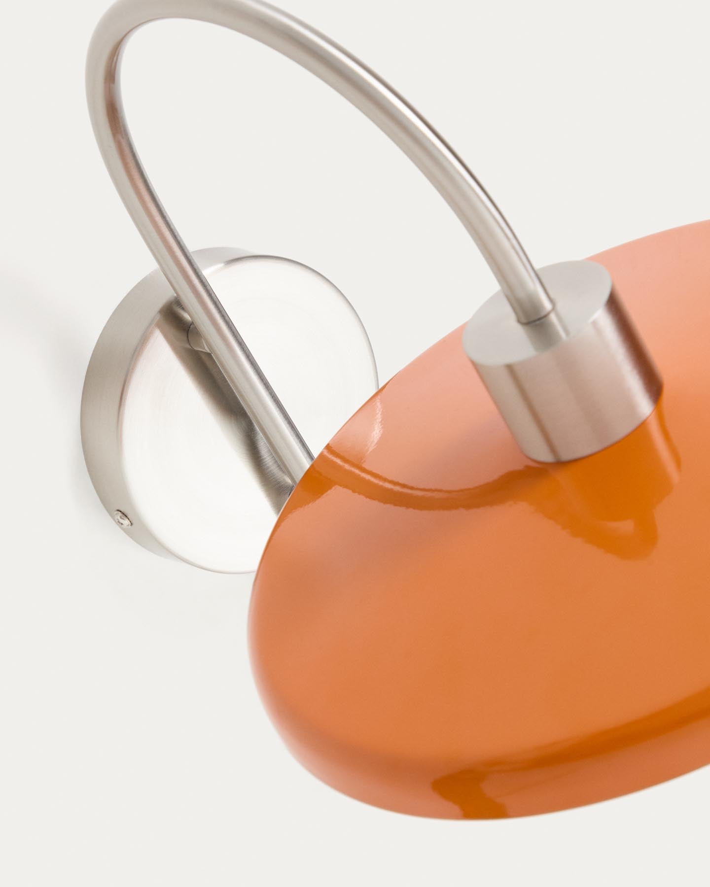 Wandleuchte Nuvira aus hellgrauem gebürstetem Metall mit orangefarbenem Schirm in Orange präsentiert im Onlineshop von KAQTU Design AG. Wandleuchte ist von Kave Home