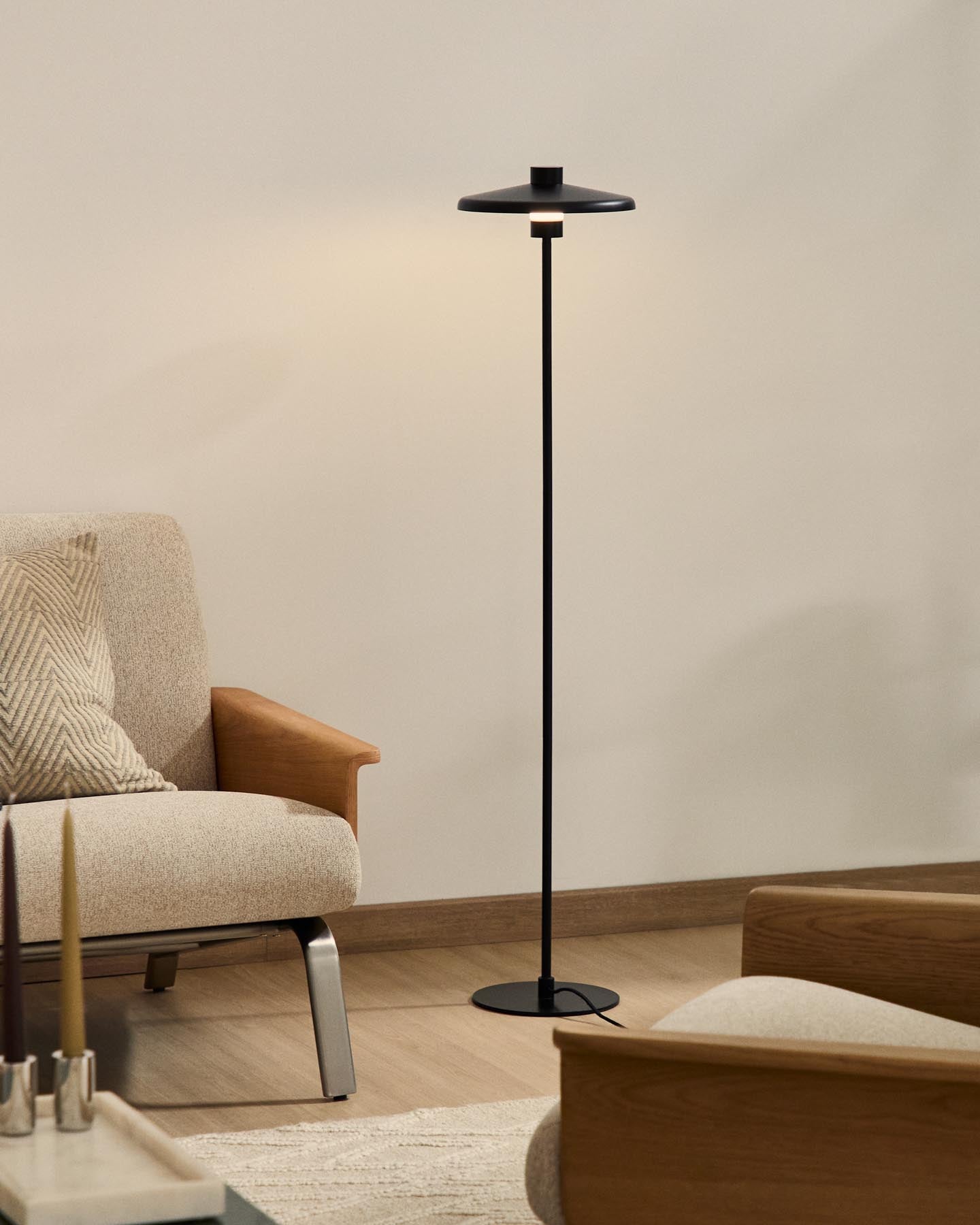 Stehlampe Nuvira aus schwarzem satiniertem Metall in Schwarz präsentiert im Onlineshop von KAQTU Design AG. Stehleuchte ist von Kave Home