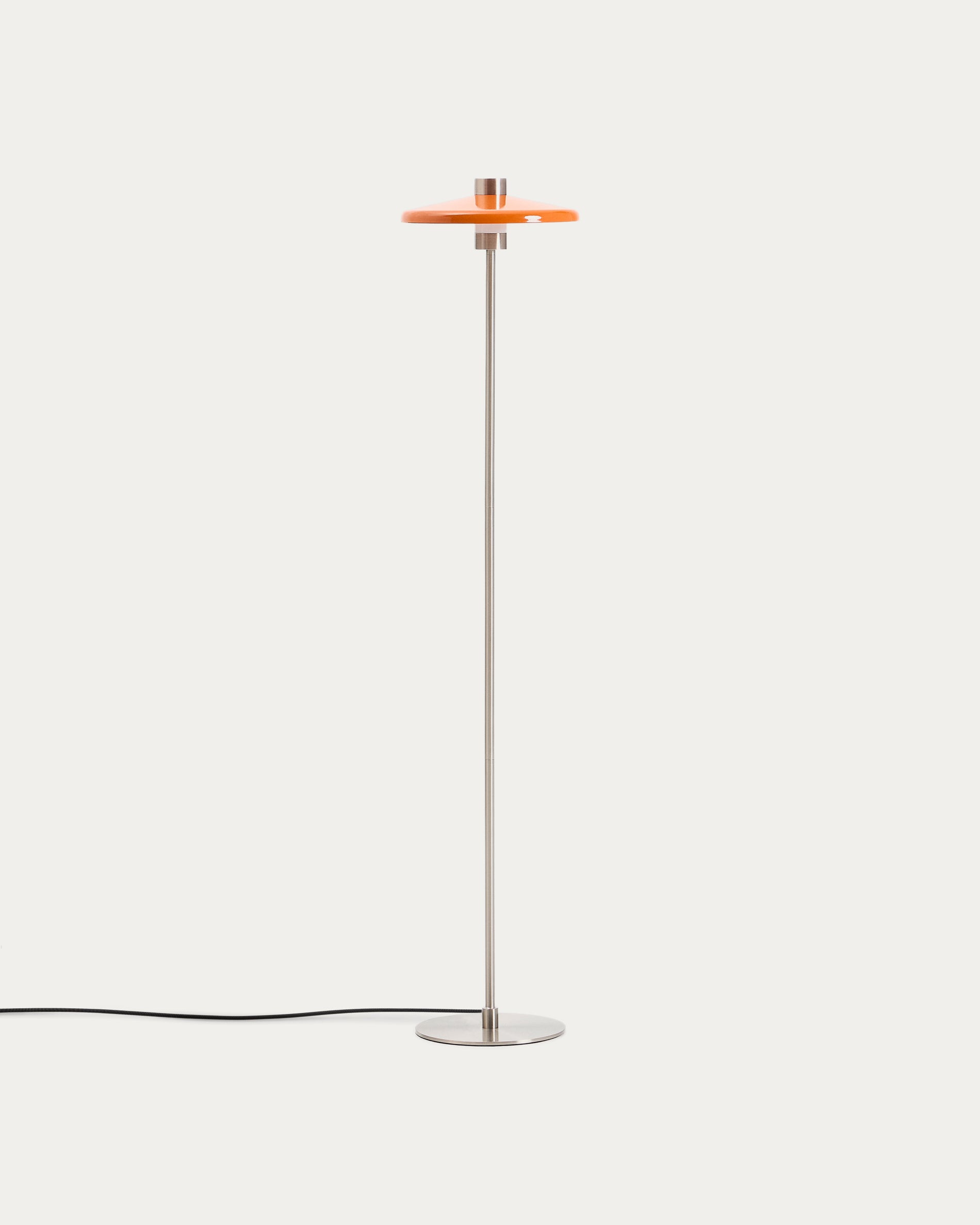 Stehlampe Nuvira aus hellgrauem gebürstetem Metall mit orangefarbenem Schirm in Orange präsentiert im Onlineshop von KAQTU Design AG. Stehleuchte ist von Kave Home