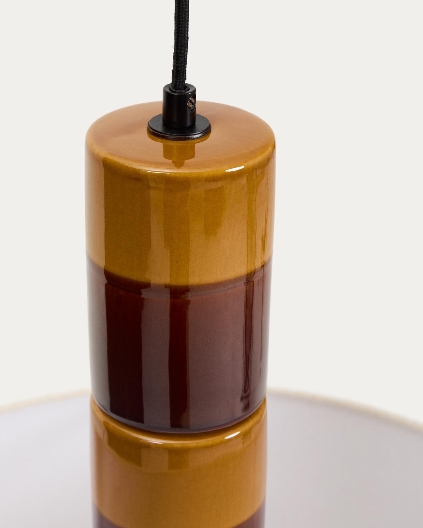 Deckenleuchte Mavran aus Keramik in Braun und Senfgelb mit Baumwollschirm in Mehrfarbig präsentiert im Onlineshop von KAQTU Design AG. Lampenschirm ist von Kave Home