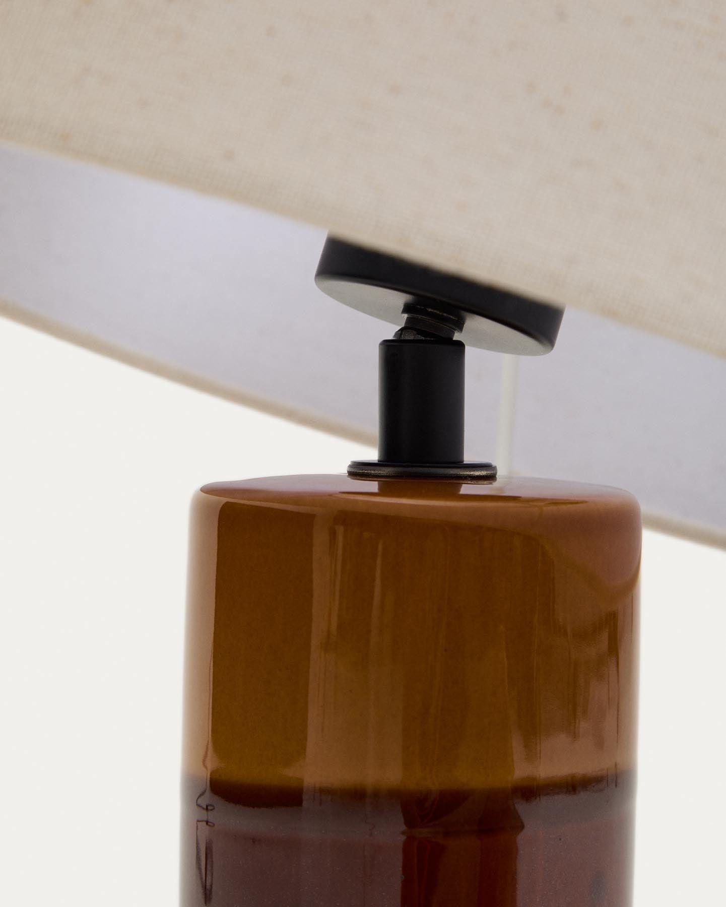 Tischlampe Mavran mit Baumwollschirm und Keramiksockel in Braun und Senfgelb in Mehrfarbig präsentiert im Onlineshop von KAQTU Design AG. Tischleuchte ist von Kave Home