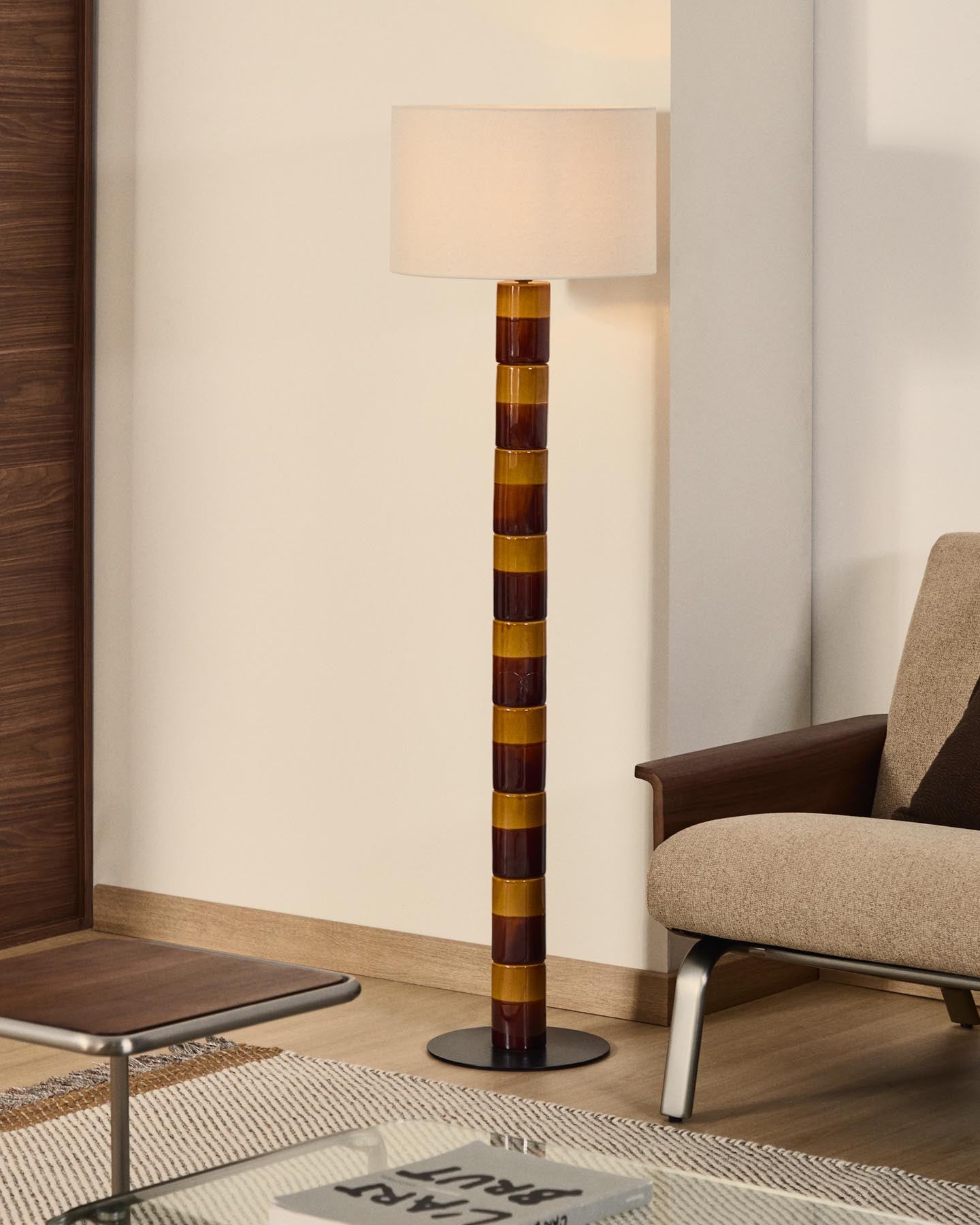 Stehlampe Mavran mit Baumwollschirm und Keramiksockel in Braun und Senfgelb in Mehrfarbig präsentiert im Onlineshop von KAQTU Design AG. Stehleuchte ist von Kave Home