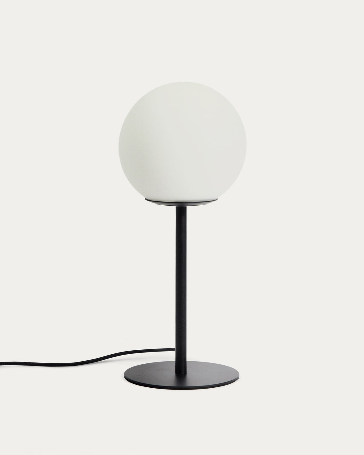 Tischlampe Brisia aus Metall mit schwarzem Finish und einer Glaskugel Ø15 cm in Schwarz, Weiss präsentiert im Onlineshop von KAQTU Design AG. Tischleuchte ist von Kave Home
