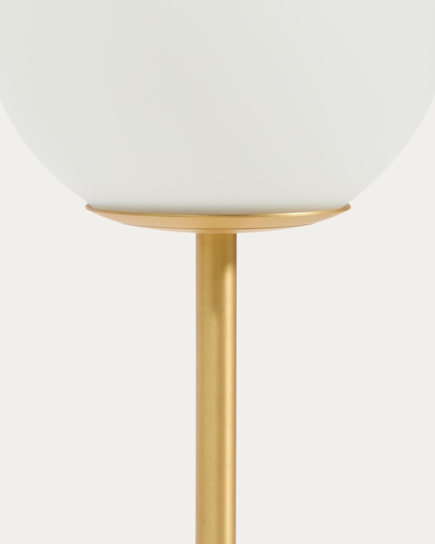 Tischlampe Brisia aus Metall mit gebürstetem Messing-Finish und einer mattierten Glaskugel Ø 15 cm in Gold präsentiert im Onlineshop von KAQTU Design AG. Tischleuchte ist von Kave Home