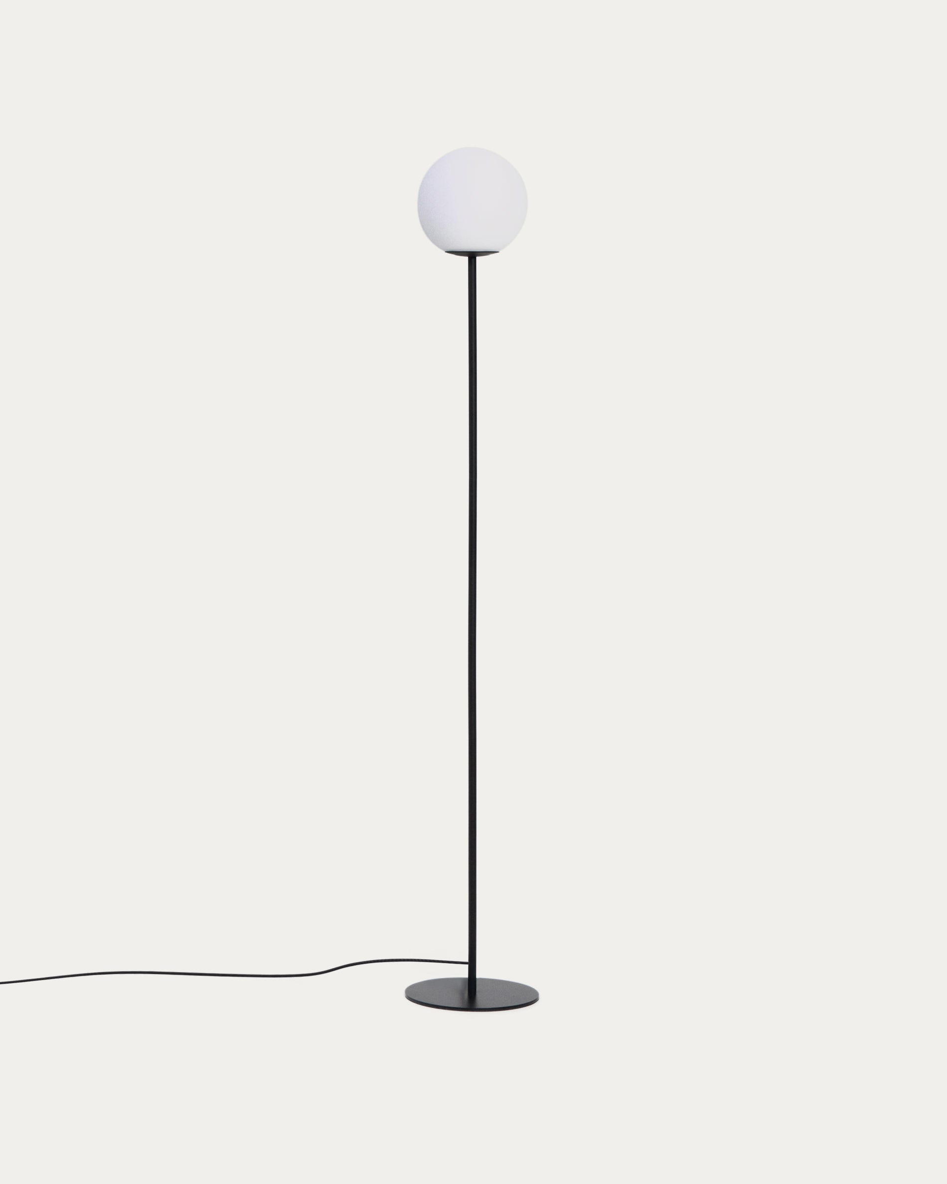 Stehlampe Brisia aus Metall mit schwarzem Finish und einer Glaskugel Ø20 cm in Schwarz präsentiert im Onlineshop von KAQTU Design AG. Stehleuchte ist von Kave Home