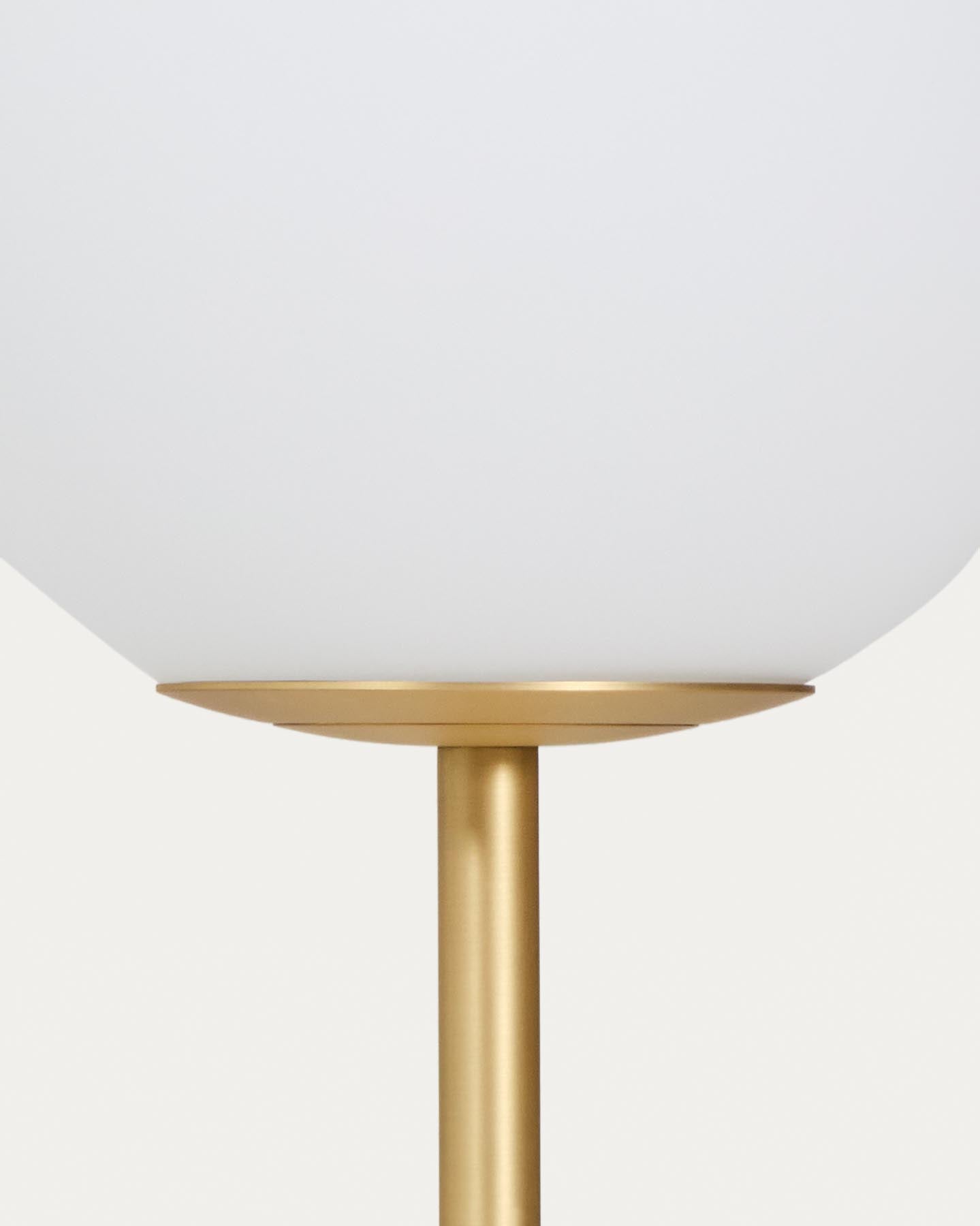 Stehlampe Brisia aus Metall mit gebürstetem Messing-Finish und einer mattierten Glaskugel Ø 25 cm in Gold präsentiert im Onlineshop von KAQTU Design AG. Stehleuchte ist von Kave Home