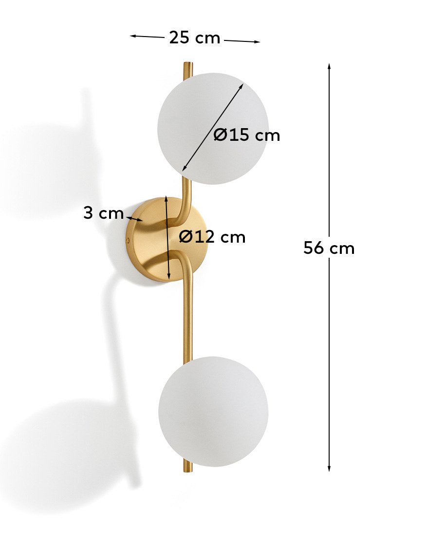 Wandleuchte Brisia aus Metall mit gebürstetem Messing-Finish und drei mattierten Glaskugeln Ø 15 cm in Gold, Weiss präsentiert im Onlineshop von KAQTU Design AG. Wandleuchte ist von Kave Home