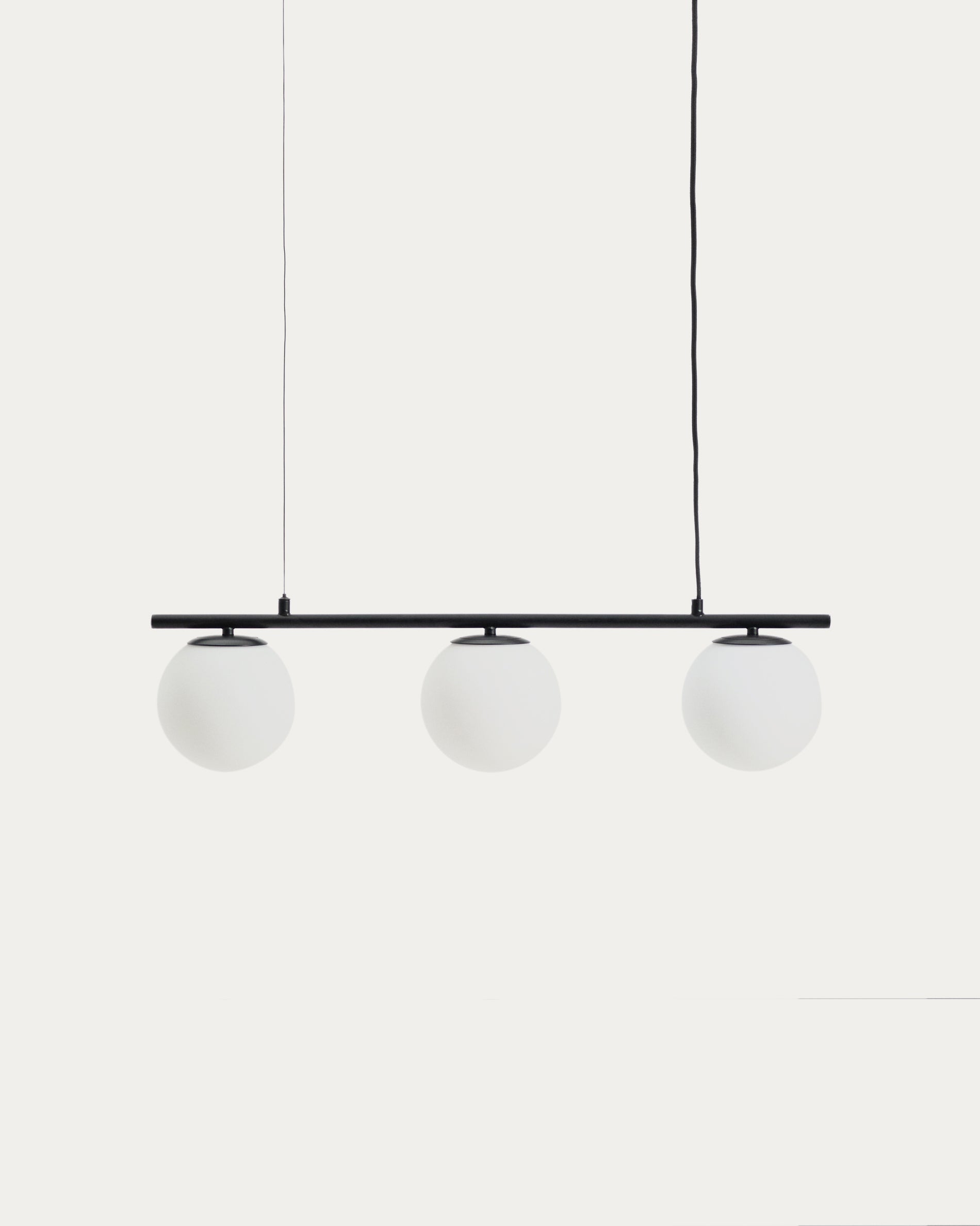 Deckenleuchte Brisia aus Metall mit schwarzem Finish und drei Glaskugeln Ø15 cm in Schwarz präsentiert im Onlineshop von KAQTU Design AG. Lampenschirm ist von Kave Home