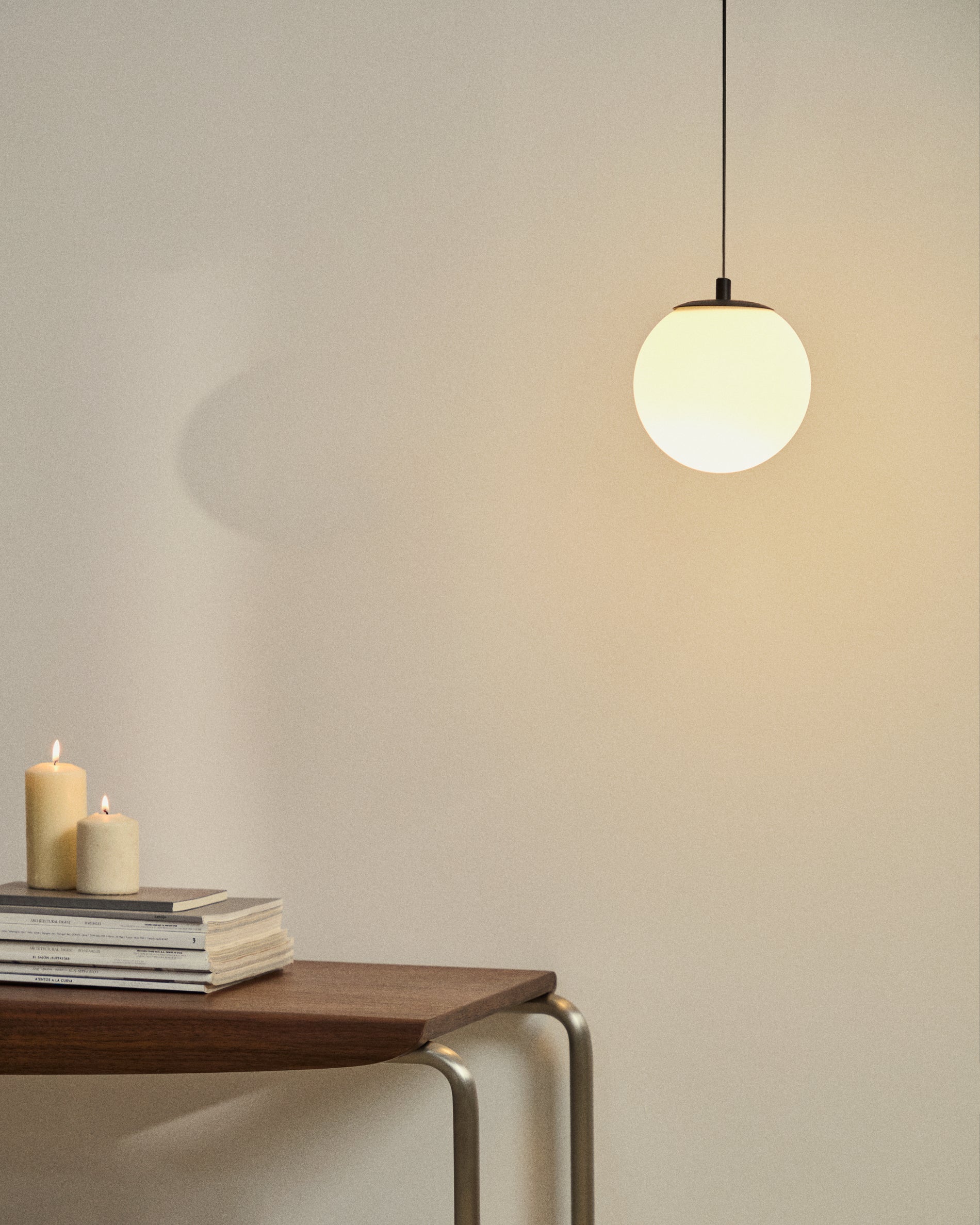 Elegante Deckenleuchte Brisia mit schwarzem Metallfinish und stilvoller Glaskugel, ideal für moderne Wohnräume.