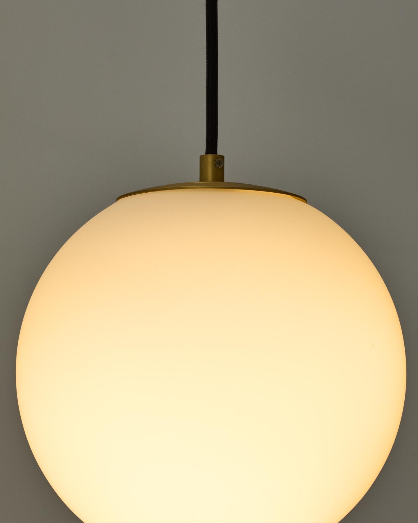 Deckenleuchte Brisia aus Metall mit gebürstetem Messing-Finish und einer mattierten Glaskugel Ø 15 cm in Gold präsentiert im Onlineshop von KAQTU Design AG. Lampenschirm ist von Kave Home