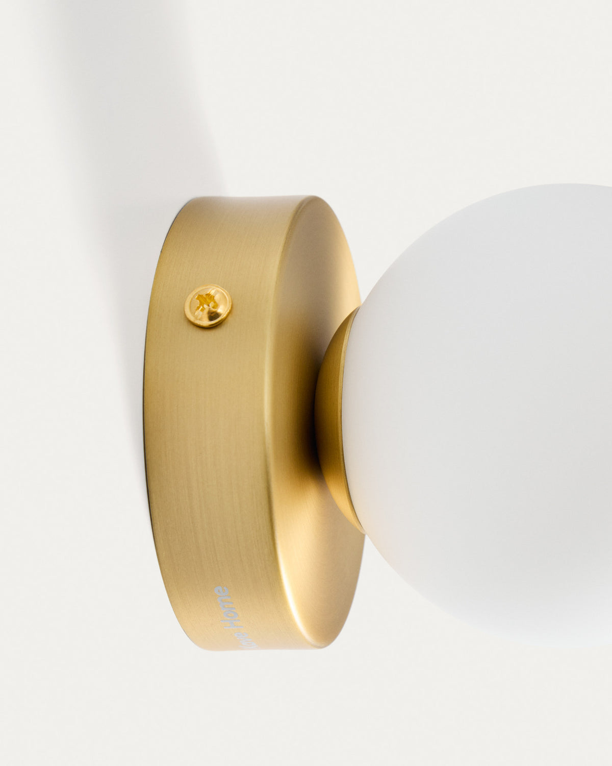 Wandleuchte Brisia aus Metall mit gebürstetem Messing-Finish und einer mattierten Glaskugel Ø 8 cm in Gold präsentiert im Onlineshop von KAQTU Design AG. Wandleuchte ist von Kave Home