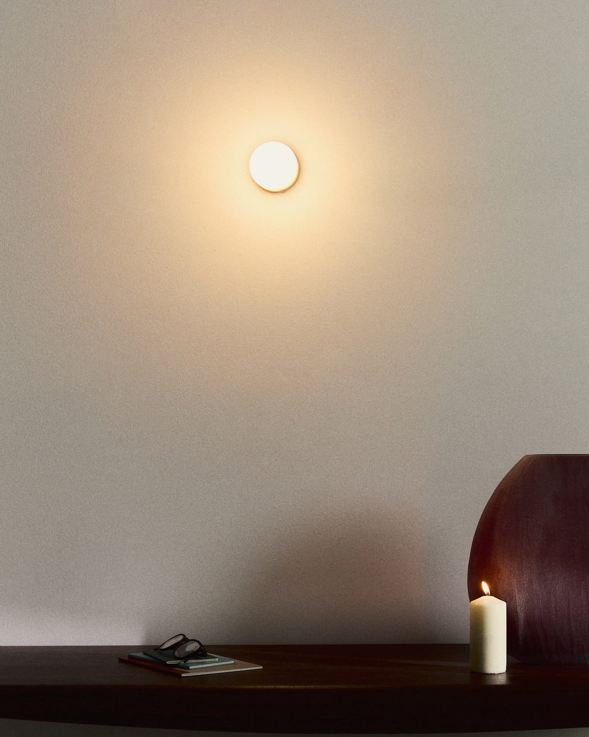 Wandleuchte Brisia aus Metall mit gebürstetem Messing-Finish und einer mattierten Glaskugel Ø 8 cm in Gold präsentiert im Onlineshop von KAQTU Design AG. Wandleuchte ist von Kave Home