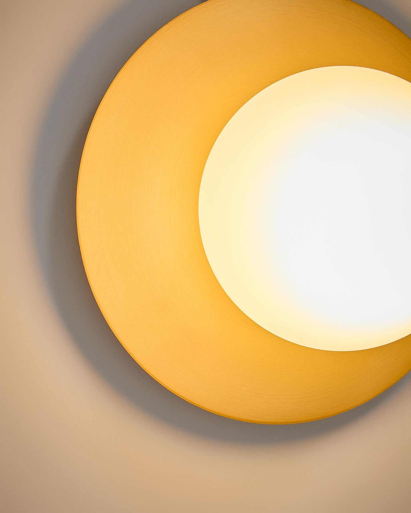 Wandleuchte Brisia aus Metall mit gebürstetem Messing-Finish und einer mattierten Glaskugel Ø 20 cm in Gold präsentiert im Onlineshop von KAQTU Design AG. Wandleuchte ist von Kave Home