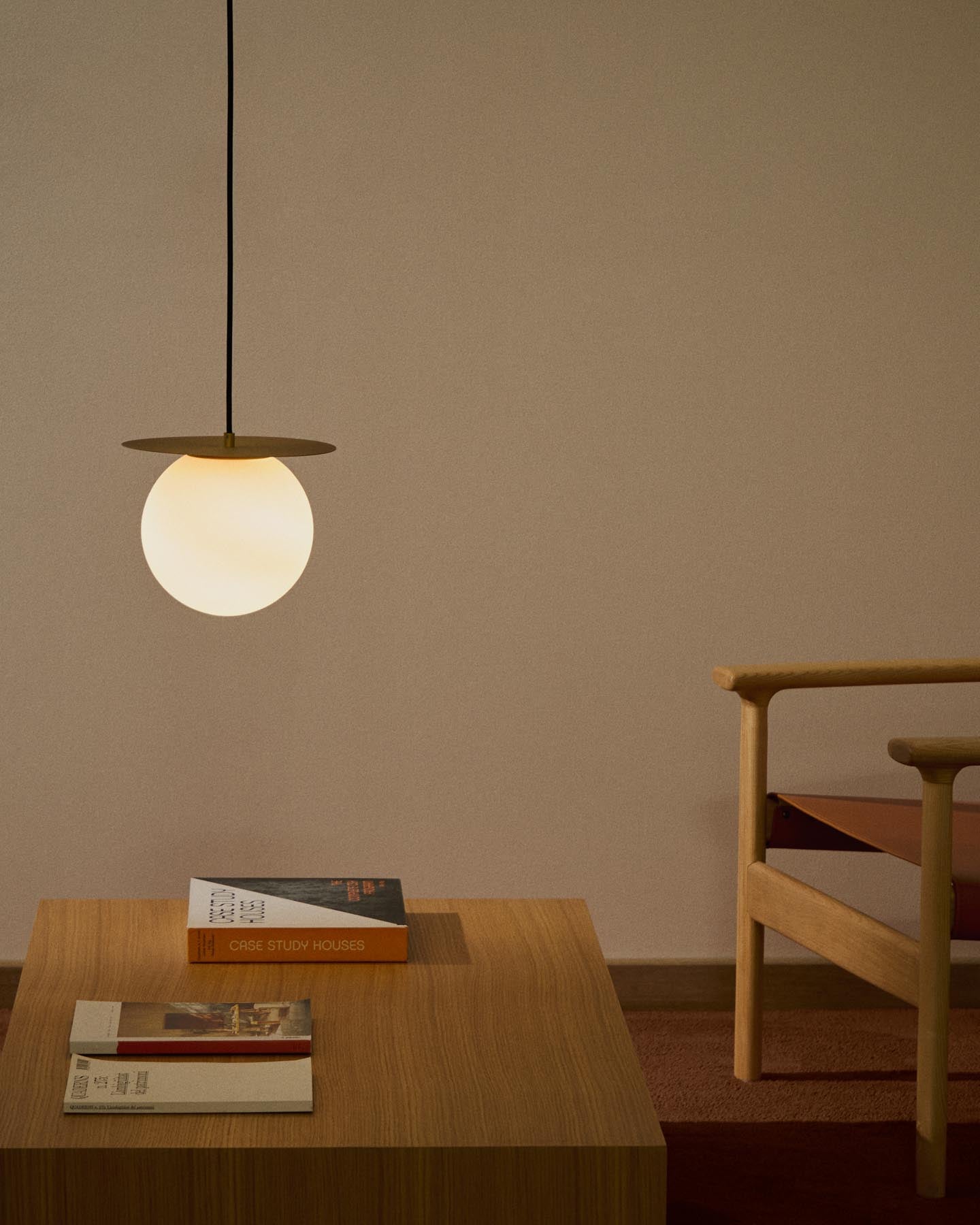 Deckenleuchte Brisia aus Metall mit gebürstetem Messing-Finish und einer mattierten Glaskugel Ø 20 cm in Gold präsentiert im Onlineshop von KAQTU Design AG. Lampenschirm ist von Kave Home