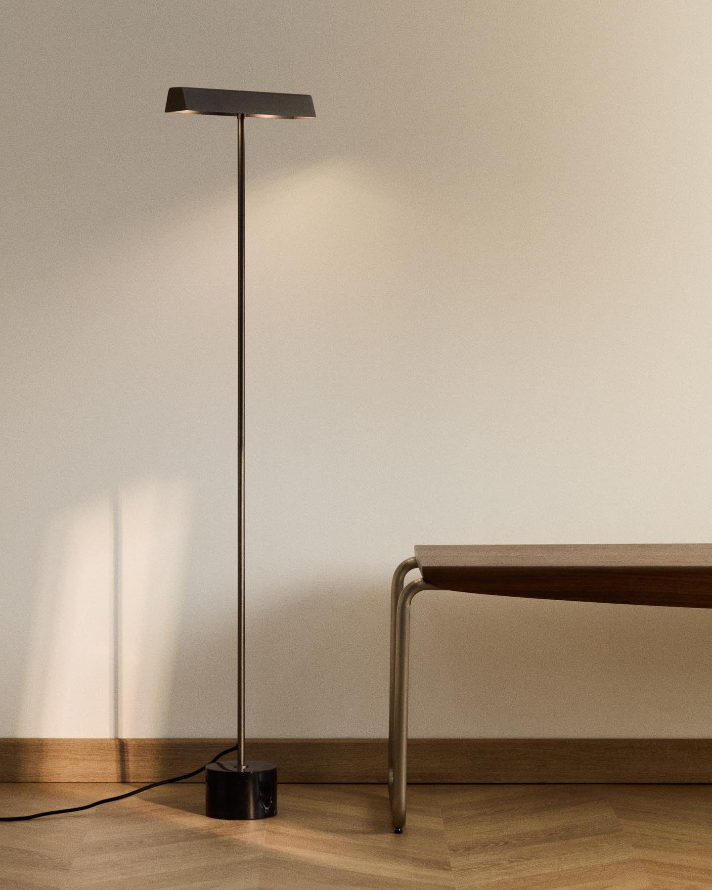 Stehlampe Lynor aus gebürstetem Stahl mit schwarzem Marmorsockel in Schwarz präsentiert im Onlineshop von KAQTU Design AG. Stehleuchte ist von Kave Home