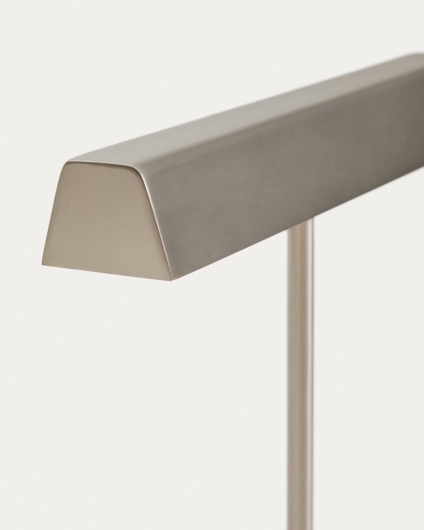 Tischlampe Lynor aus gebürstetem Metall mit weißem Marmorsockel in Silber präsentiert im Onlineshop von KAQTU Design AG. Tischleuchte ist von Kave Home